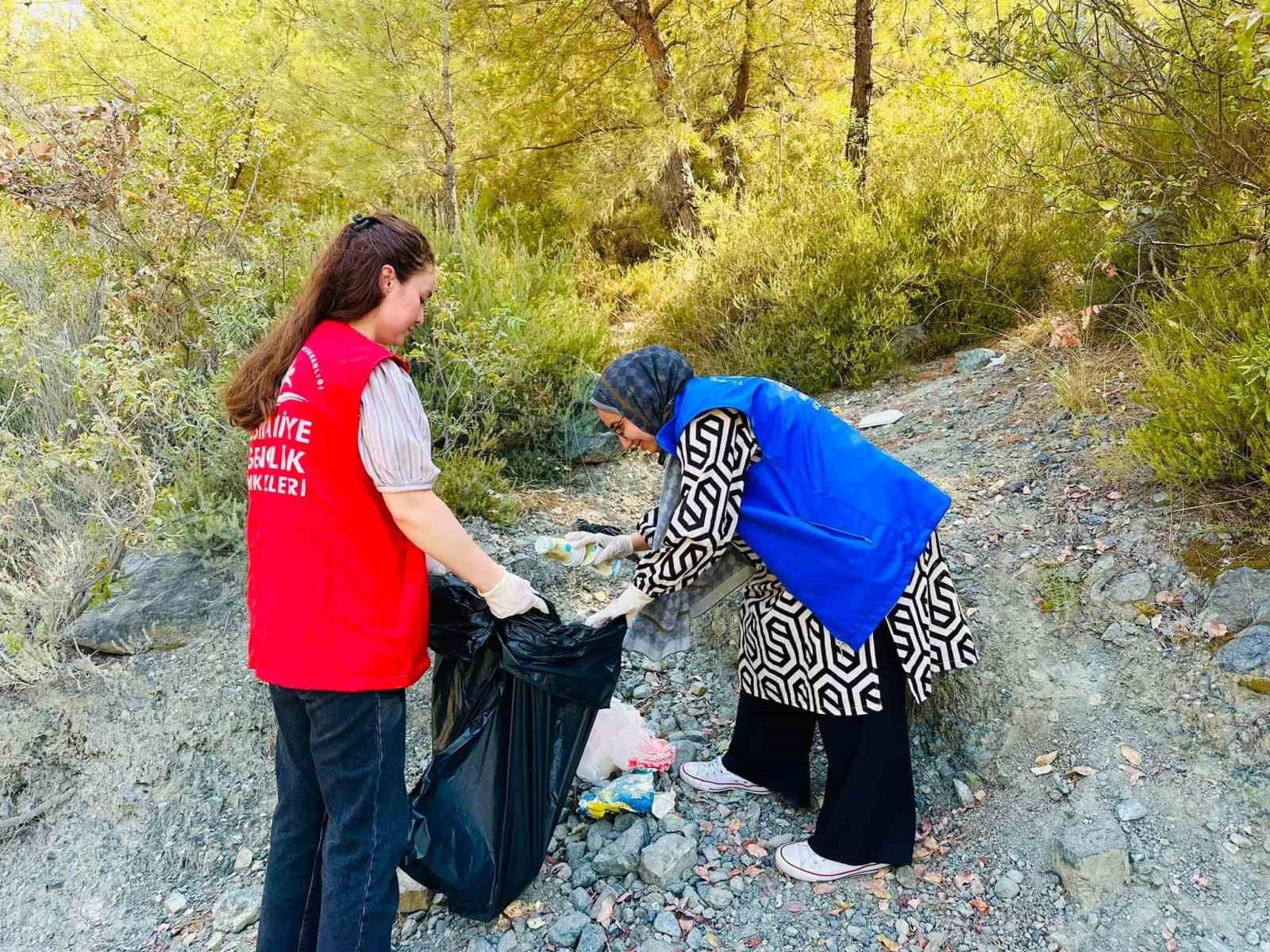 Osmaniye’de gençlerden çevre temizliği etkinliği
