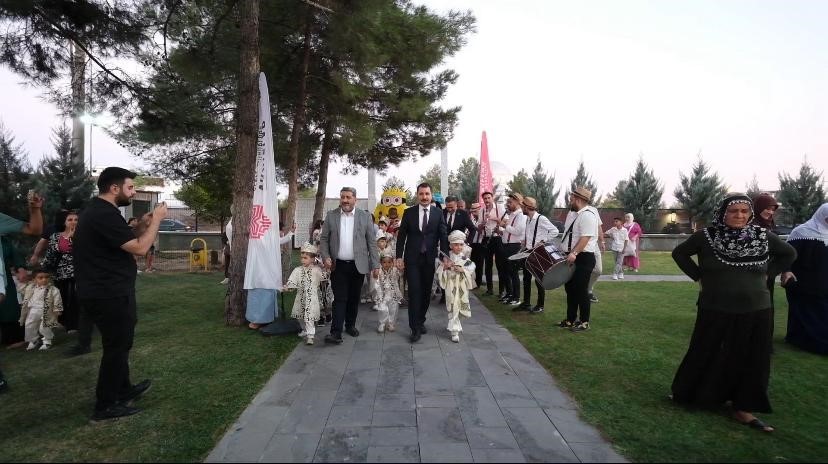 Diyarbakır’da Sultan II. Bayezid Vakfı’nın hayır şartı kapsamında 30 çocuğa sünnet şöleni düzenlendi
