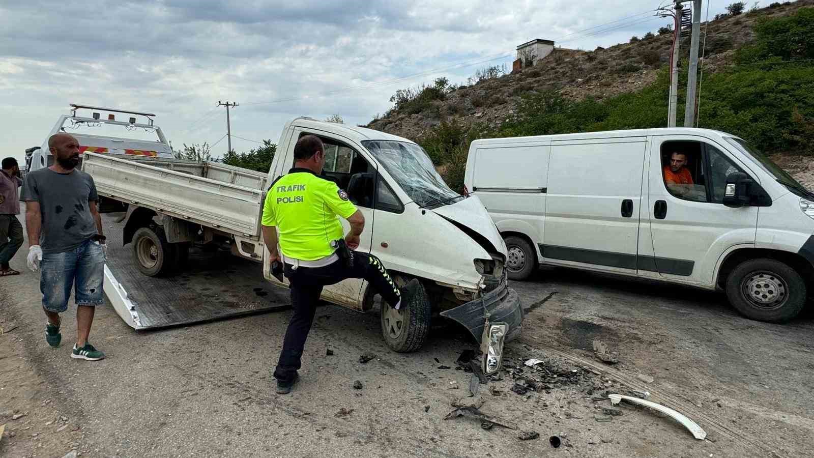 Yola kontrolsüz çıkan tır kamyonete çarptı: 3 yaralı
