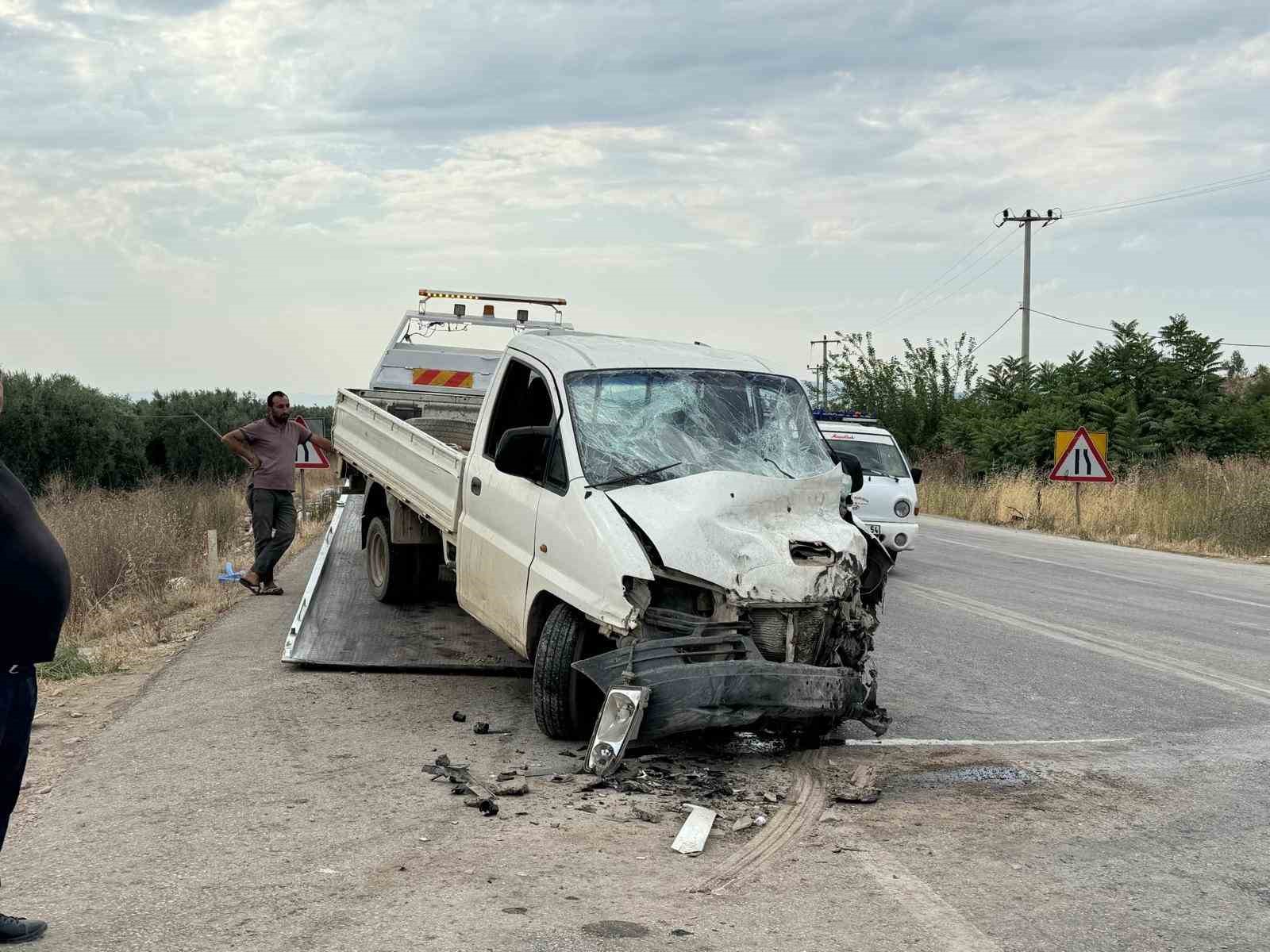 Yola kontrolsüz çıkan tır kamyonete çarptı: 3 yaralı
