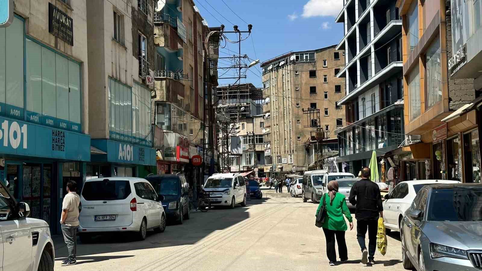 Yüksekova’da birçok cadde ve sokakta elektrik direkleri kalkıyor
