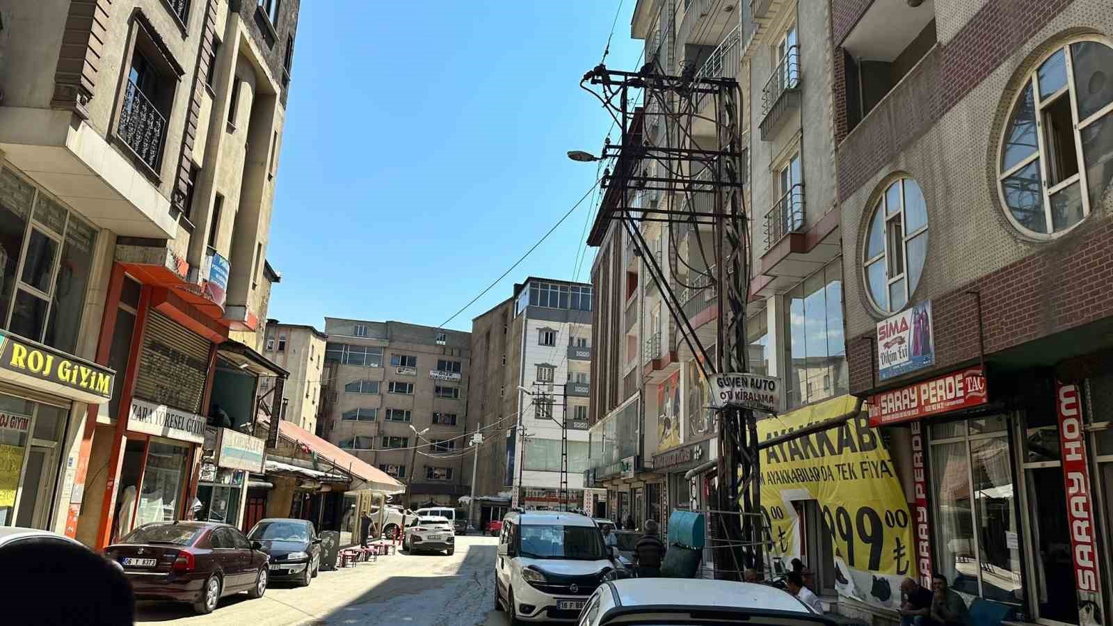 Yüksekova’da birçok cadde ve sokakta elektrik direkleri kalkıyor
