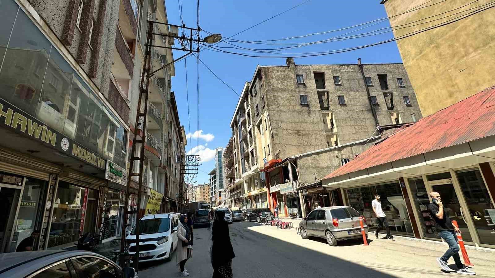 Yüksekova’da birçok cadde ve sokakta elektrik direkleri kalkıyor
