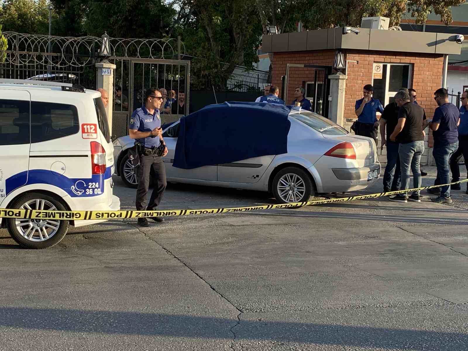 Otomobilde öldürdüğü eşinin cenazesiyle karakola teslim oldu
