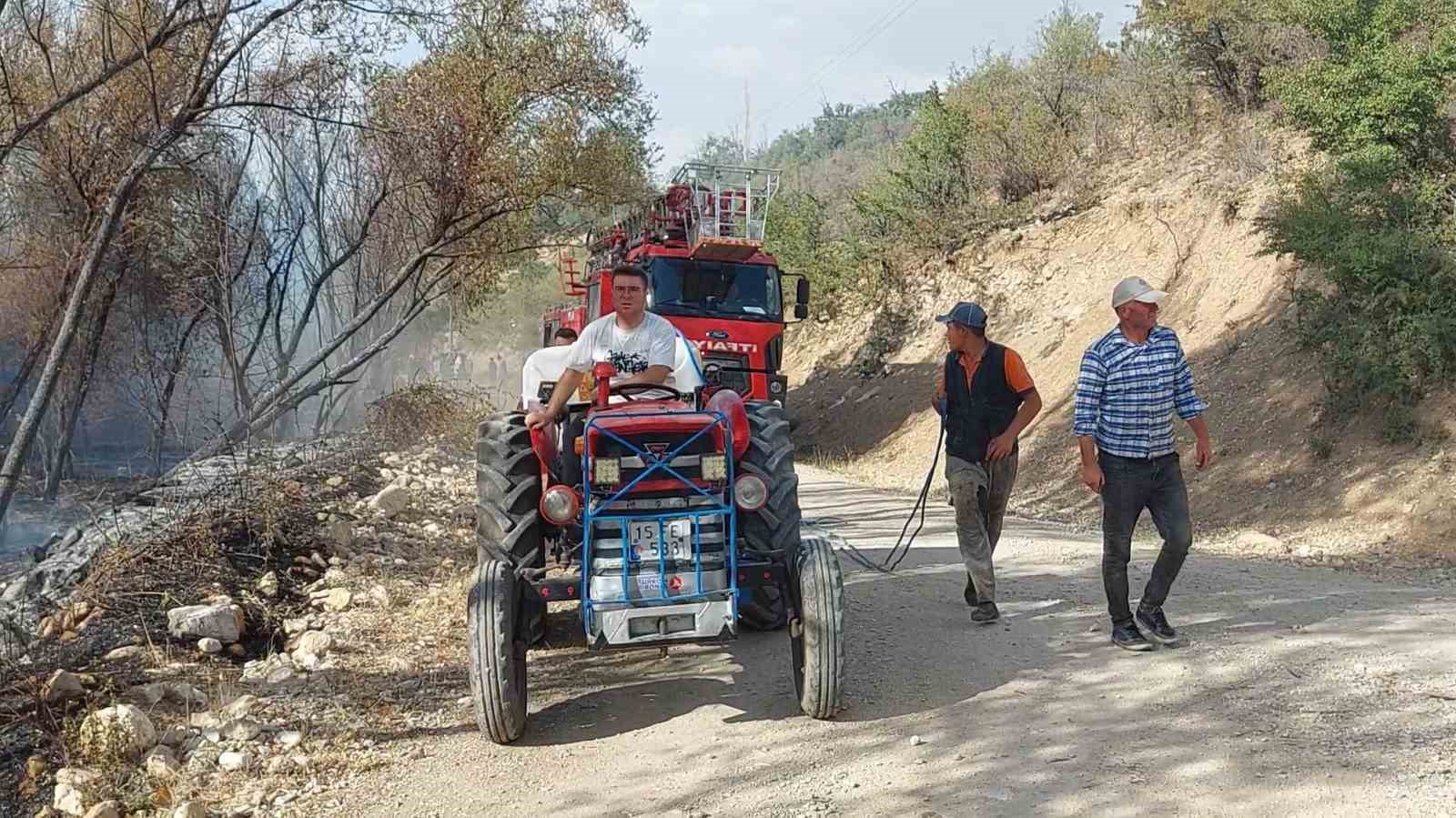 Burdur’da ağaçlık alandaki yangın köylülerin imece usulüyle söndürüldü
