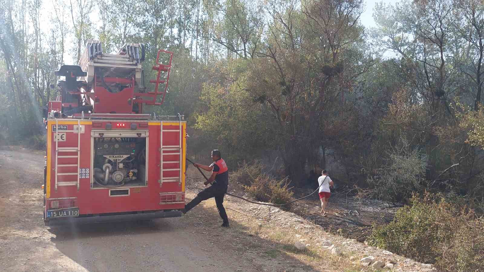 Burdur’da ağaçlık alandaki yangın köylülerin imece usulüyle söndürüldü
