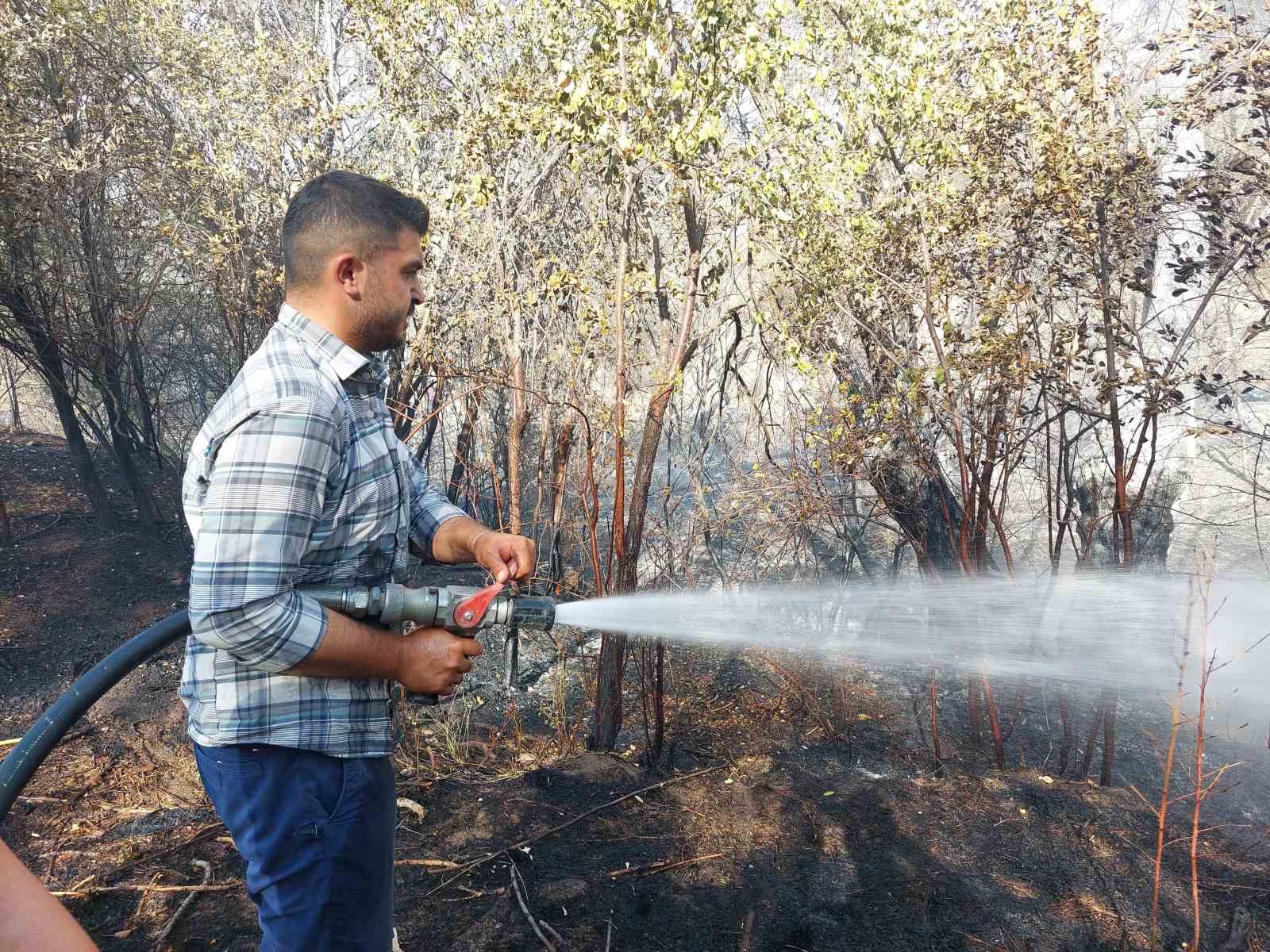 Burdur’da ağaçlık alandaki yangın köylülerin imece usulüyle söndürüldü
