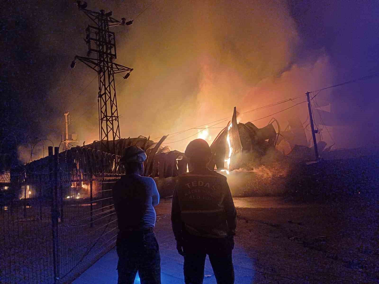 Manisa’da korkutan depo yangını
