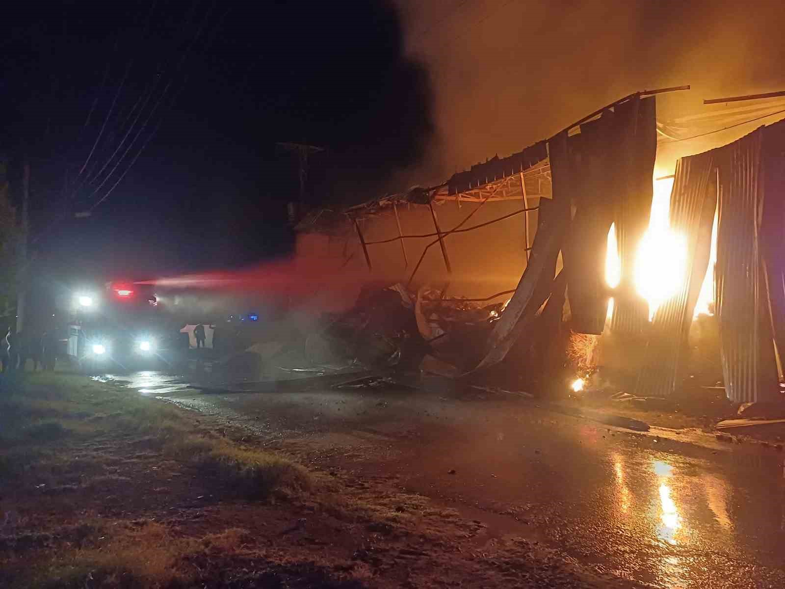 Manisa’da korkutan depo yangını
