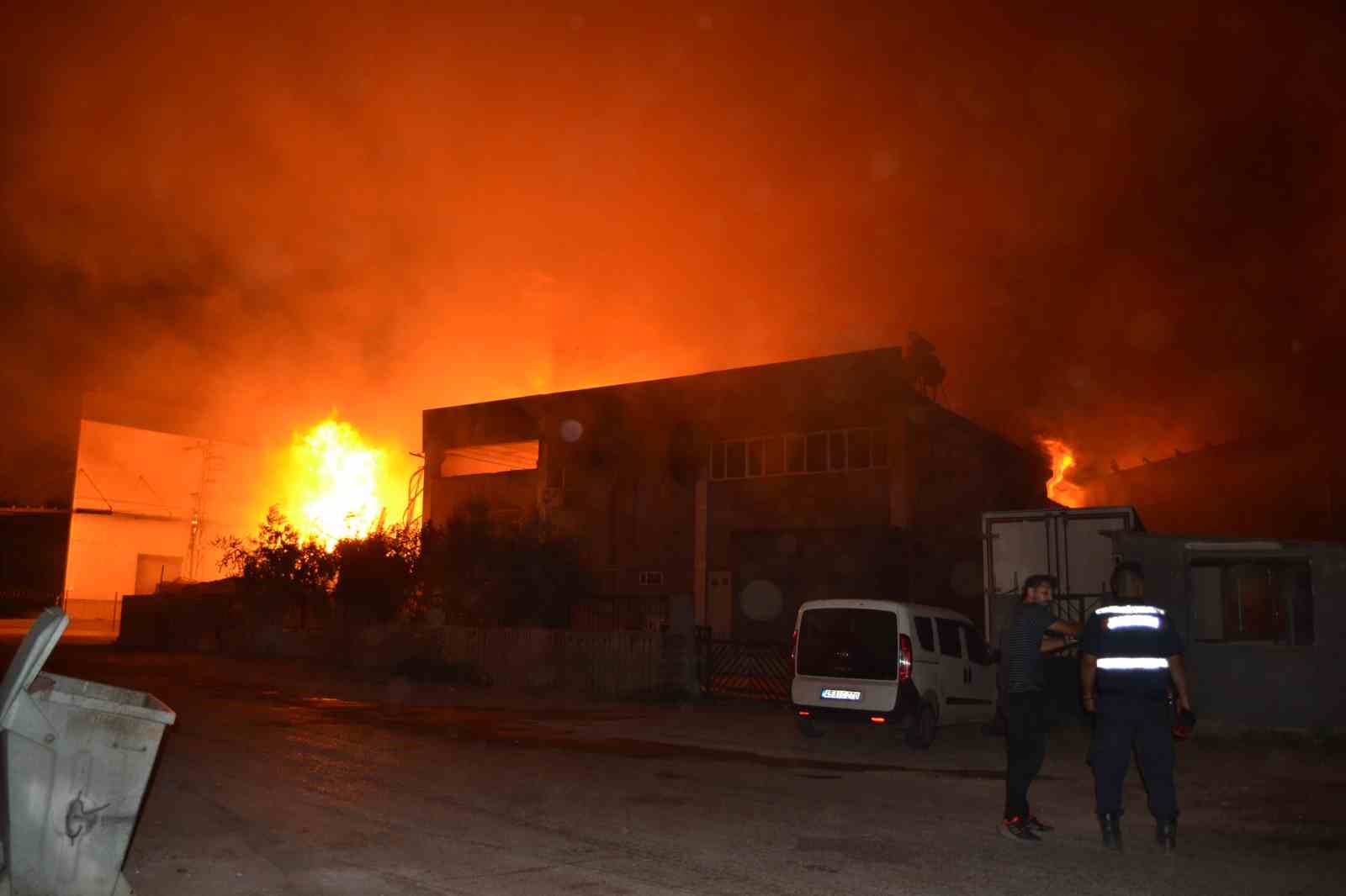 Manisa’da korkutan depo yangını
