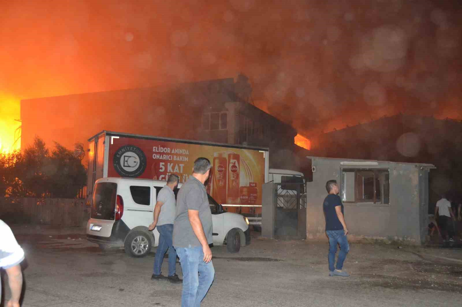 Manisa’da korkutan depo yangını
