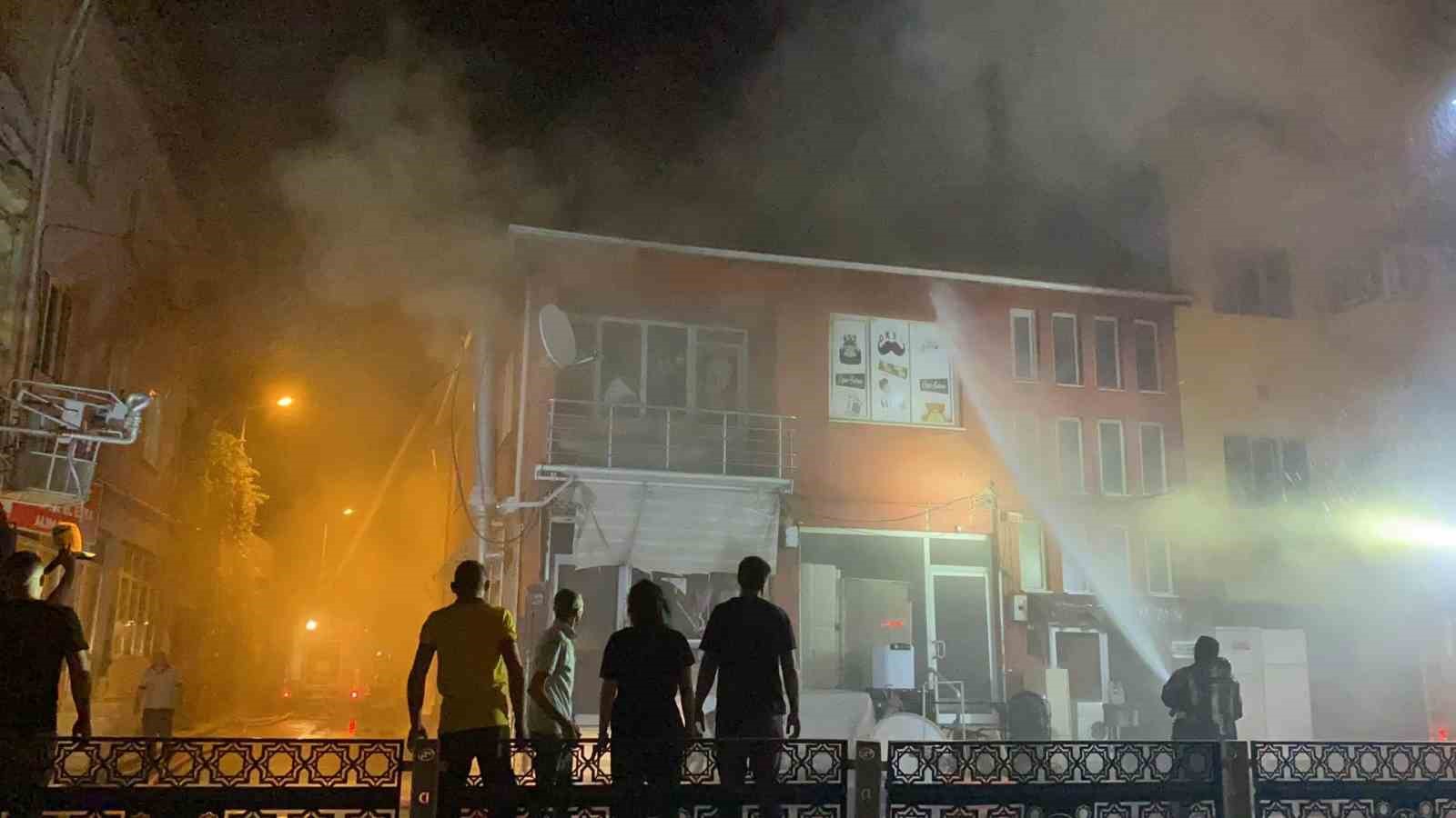 Uşak’taki yangında 2 iş yeri ve 1 ev zarar gördü
