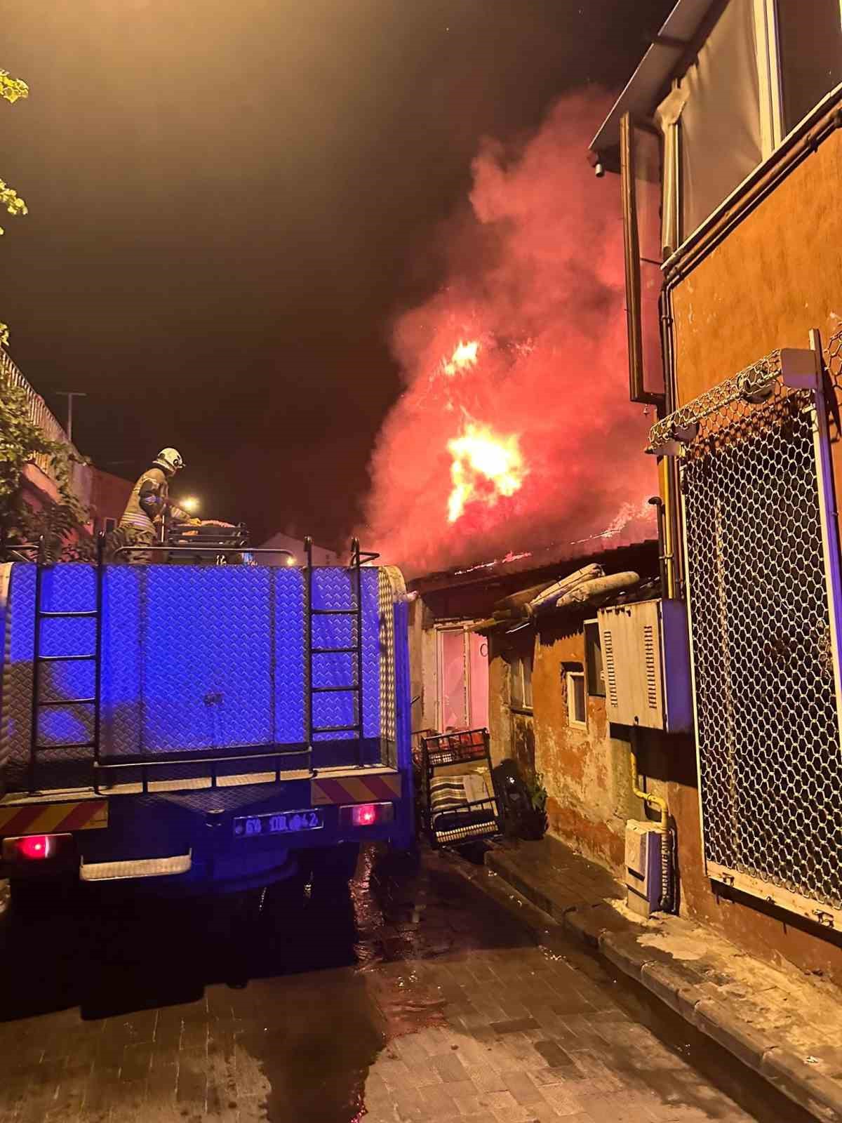 Uşak’taki yangında 2 iş yeri ve 1 ev zarar gördü
