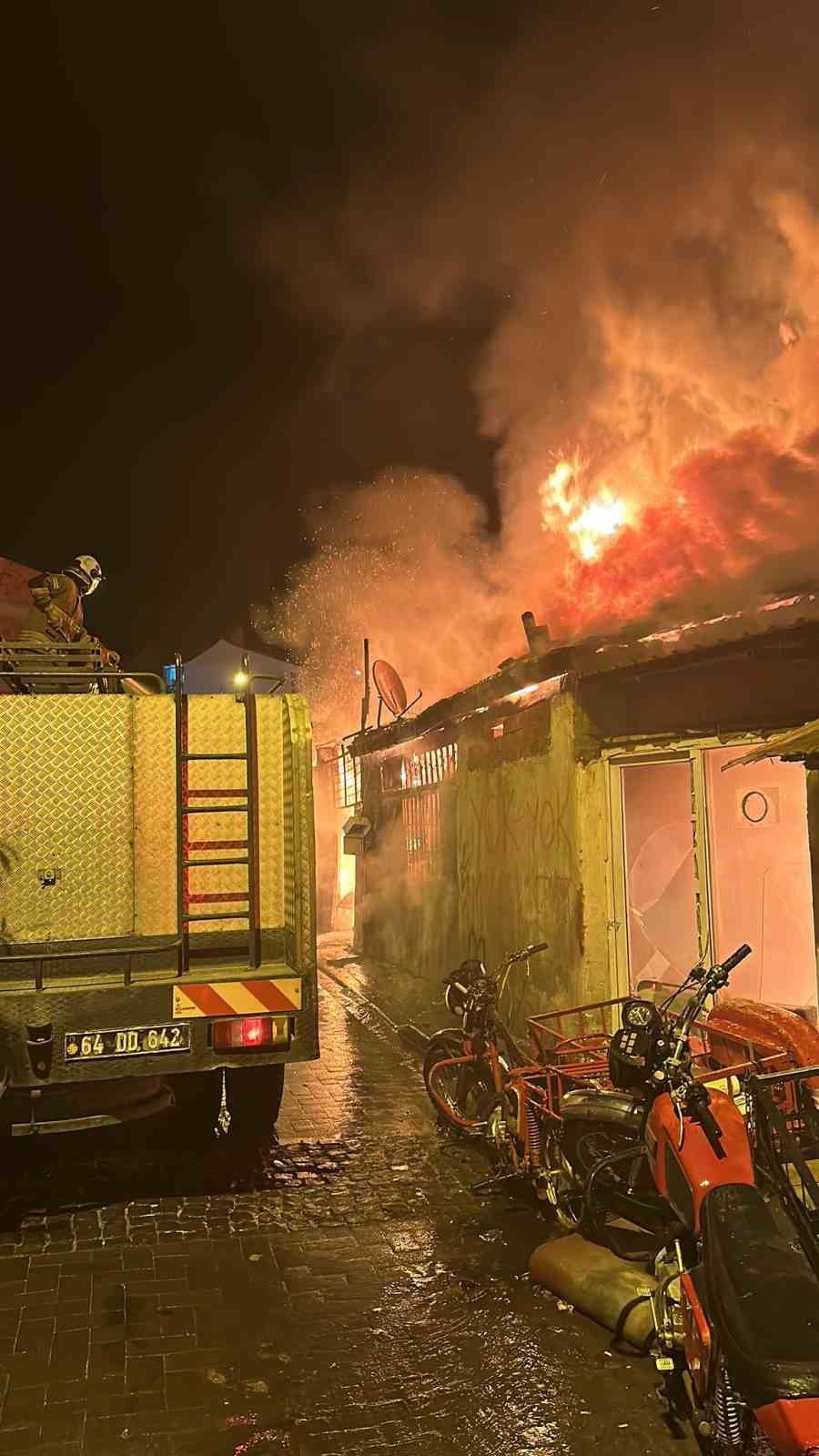 Uşak’taki yangında 2 iş yeri ve 1 ev zarar gördü
