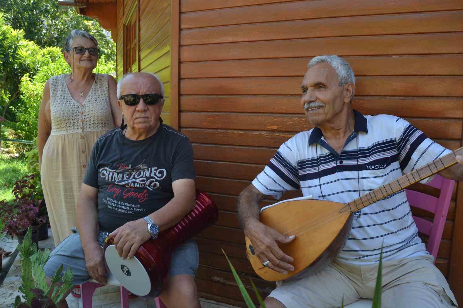 Fethiye Huzurevi’nde dev salatalık yetiştirdi
