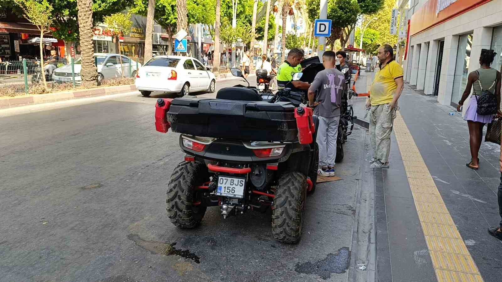 Antalya’da 2 saatte kontrol edilen 130 motosikletin yarısına ceza kesildi
