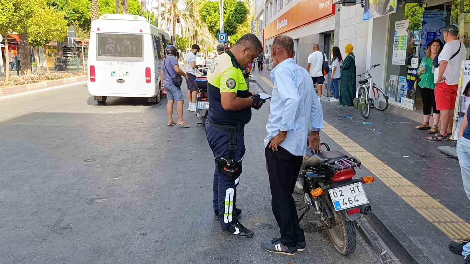 Antalya’da 2 saatte kontrol edilen 130 motosikletin yarısına ceza kesildi
