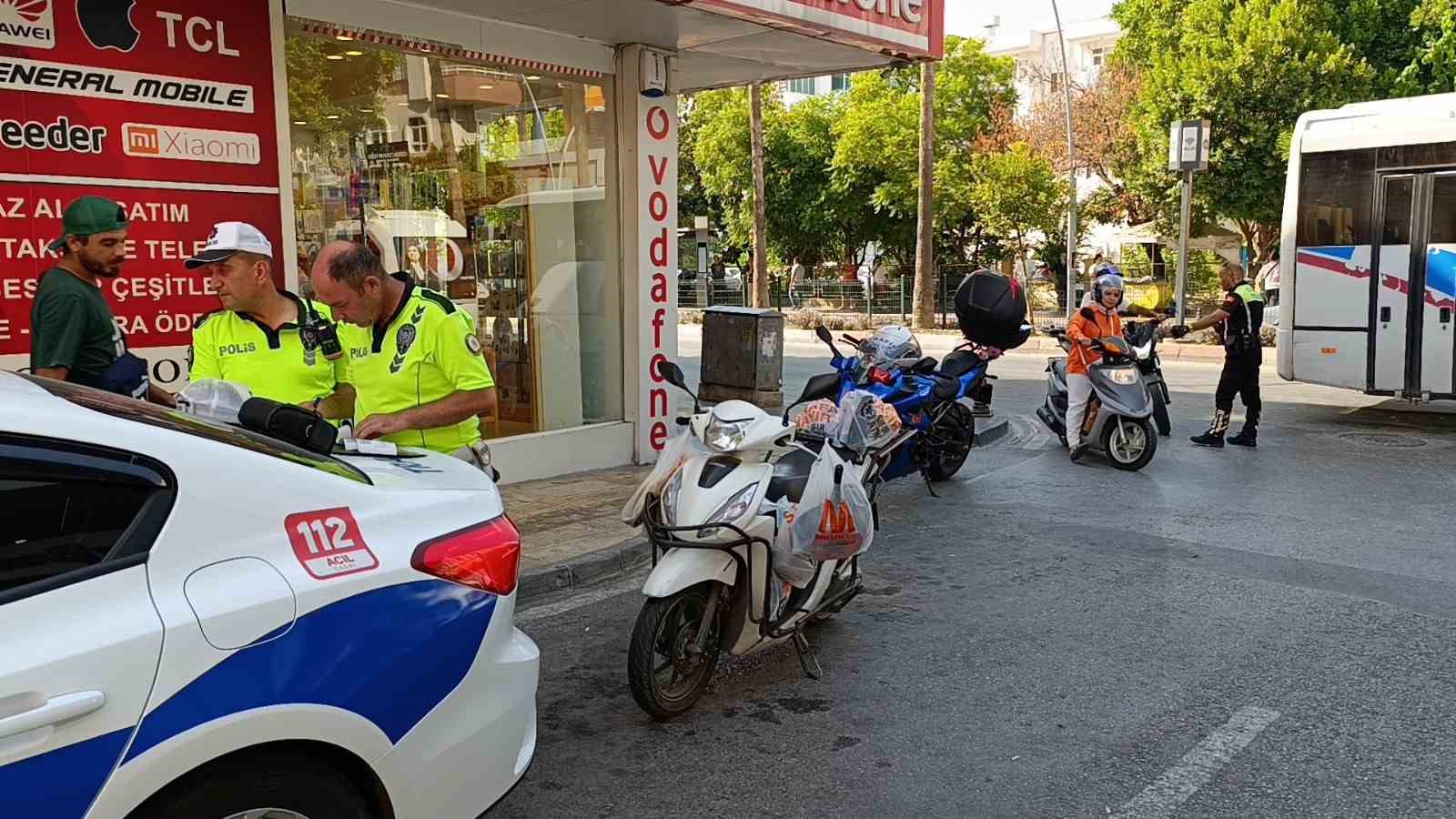 Antalya’da 2 saatte kontrol edilen 130 motosikletin yarısına ceza kesildi
