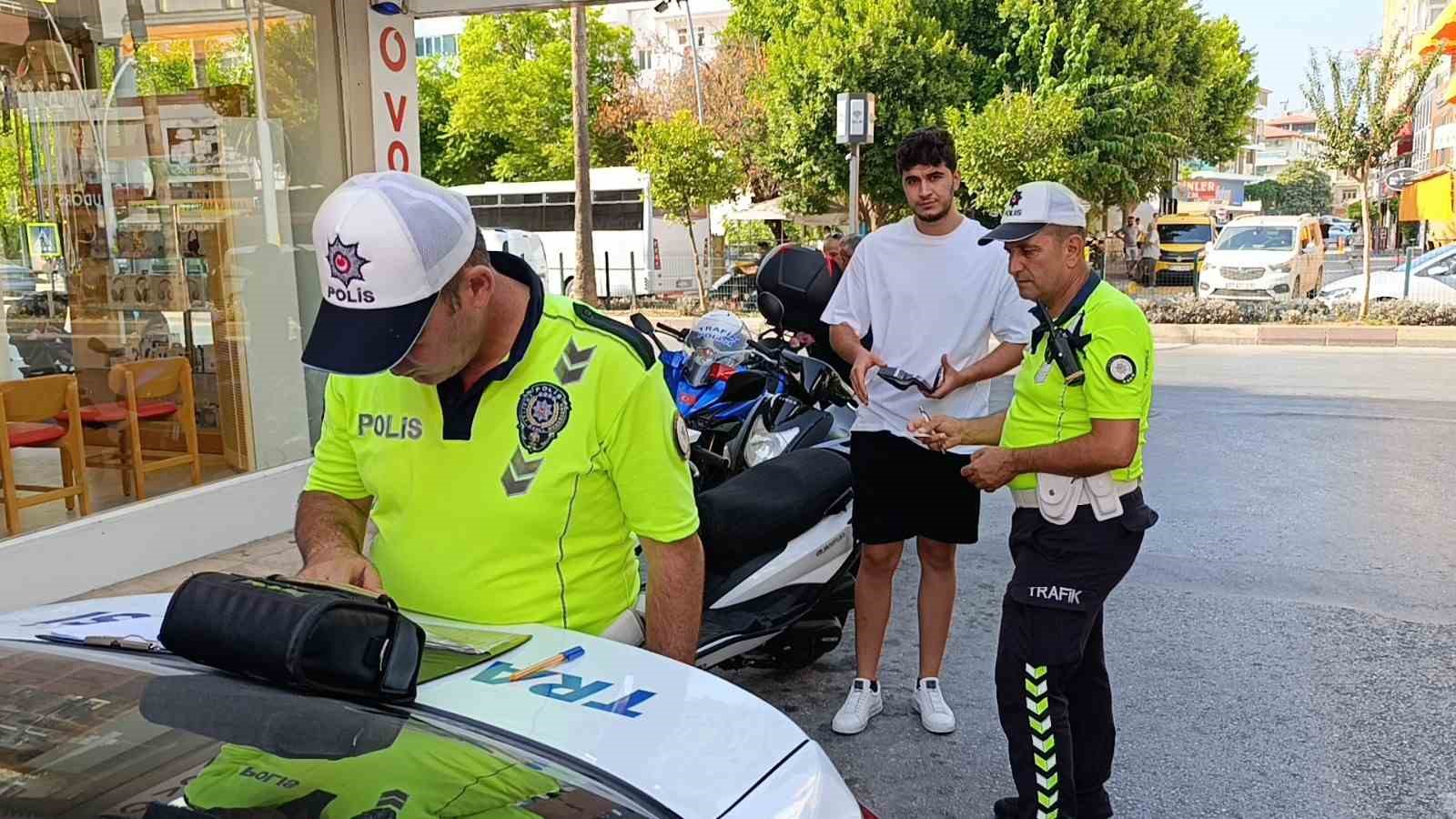 Antalya’da 2 saatte kontrol edilen 130 motosikletin yarısına ceza kesildi
