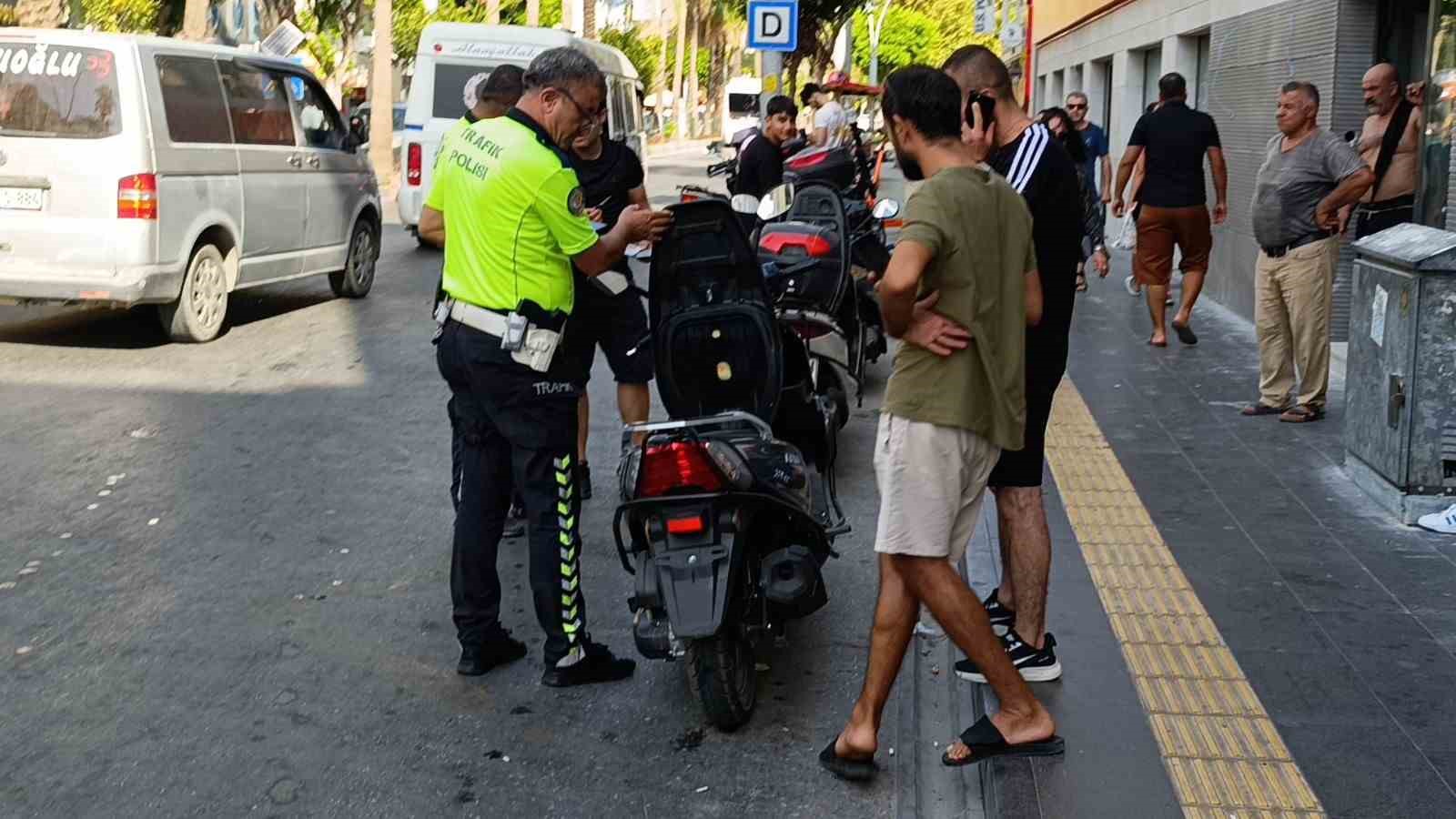 Antalya’da 2 saatte kontrol edilen 130 motosikletin yarısına ceza kesildi
