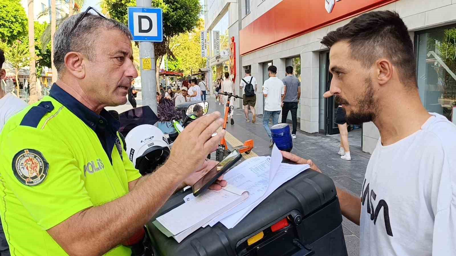 Antalya’da 2 saatte kontrol edilen 130 motosikletin yarısına ceza kesildi
