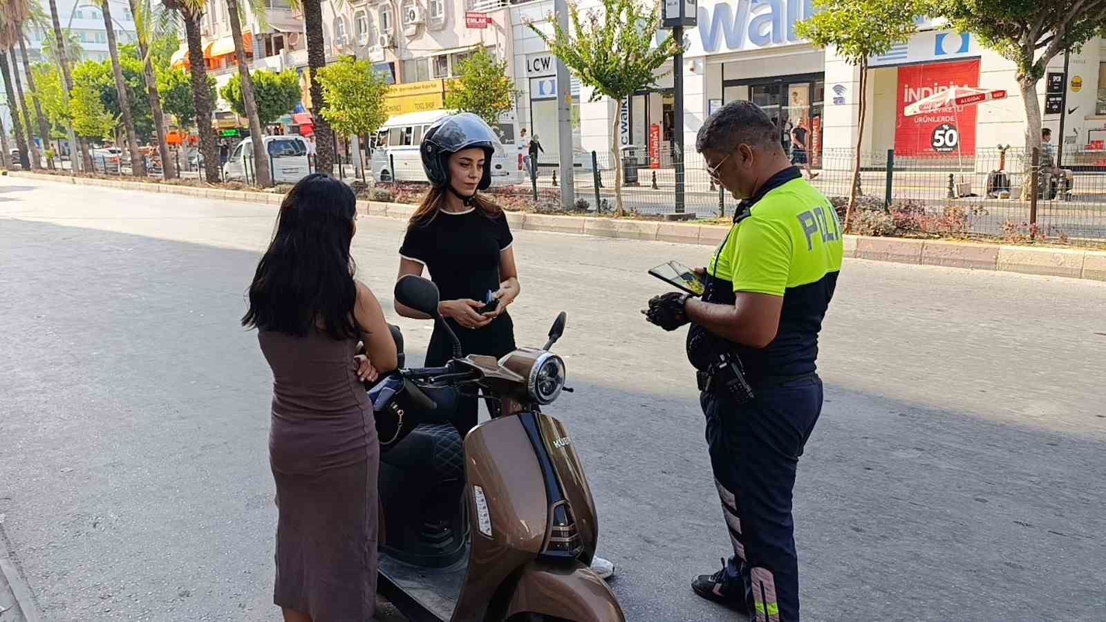 Antalya’da 2 saatte kontrol edilen 130 motosikletin yarısına ceza kesildi
