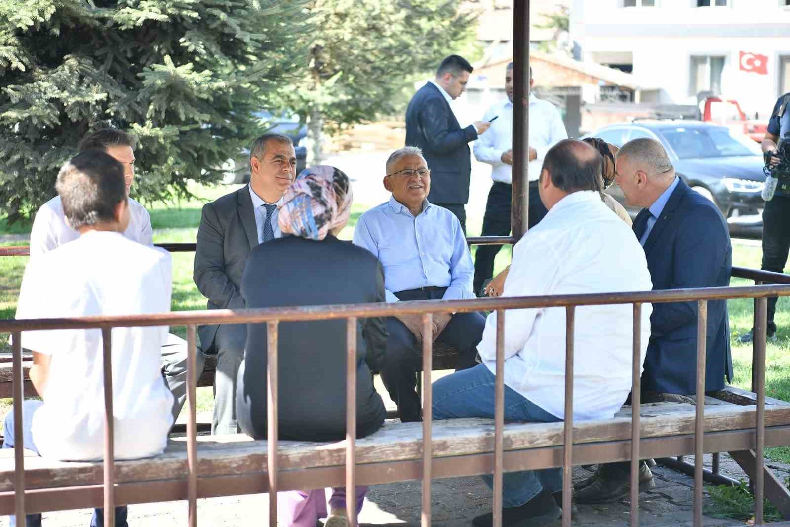 Başkan Büyükkılıç; Eskişehir Bağları’nda 3 mahalle muhtarı ve vatandaşlarla bir araya geldi
