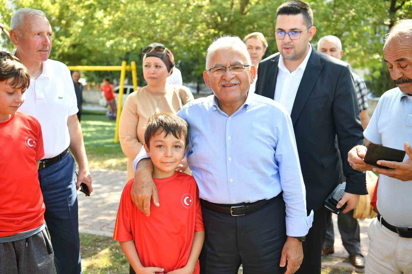 Başkan Büyükkılıç; Eskişehir Bağları’nda 3 mahalle muhtarı ve vatandaşlarla bir araya geldi
