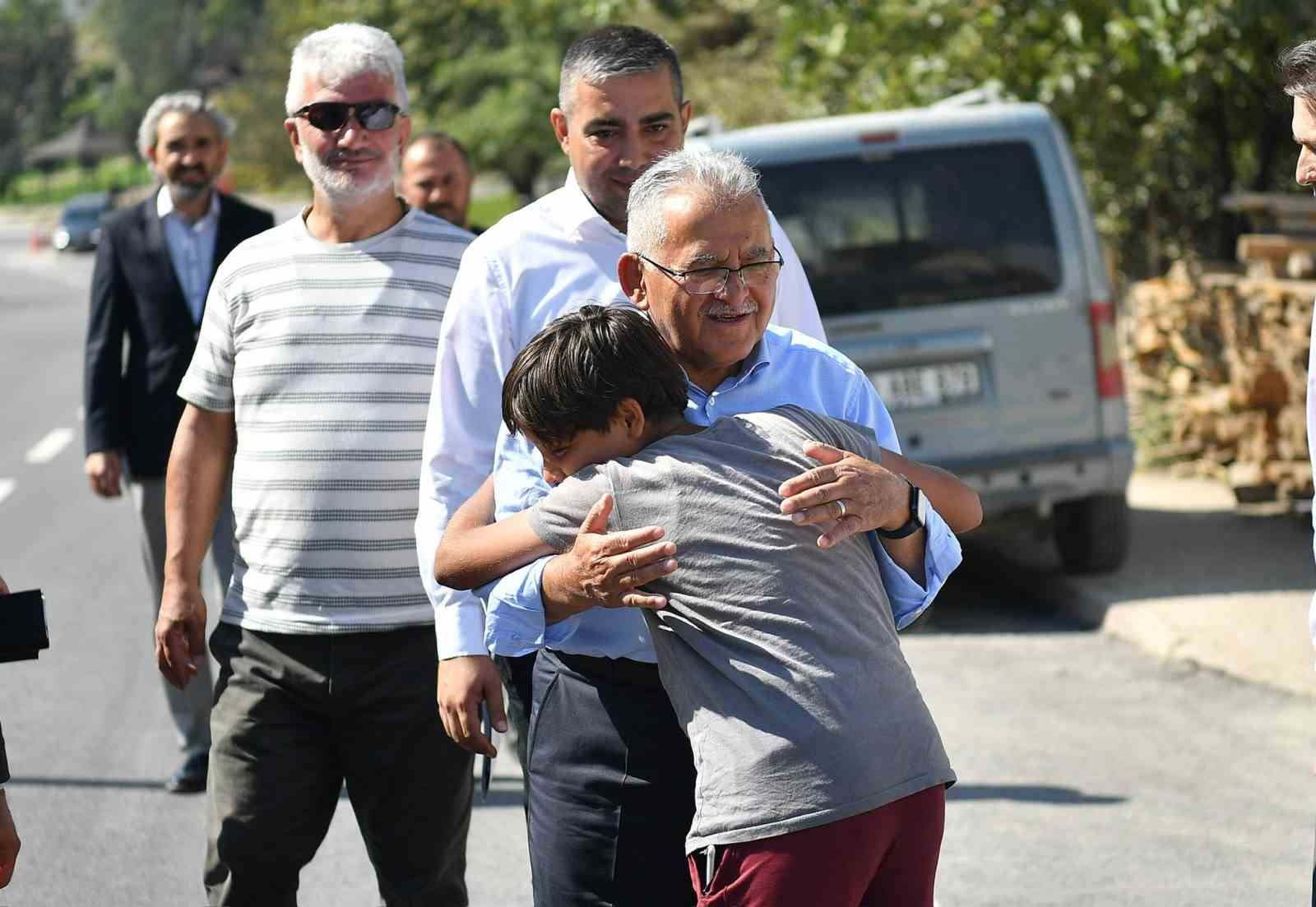 Başkan Büyükkılıç; Eskişehir Bağları’nda 3 mahalle muhtarı ve vatandaşlarla bir araya geldi
