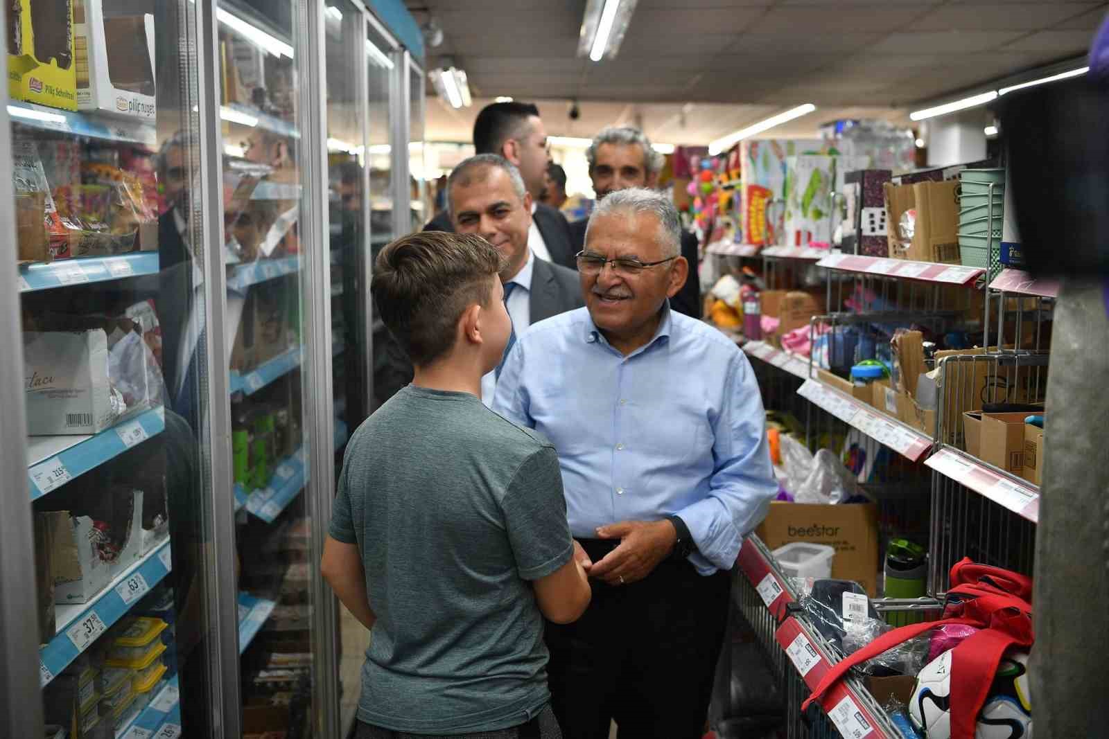 Başkan Büyükkılıç; Eskişehir Bağları’nda 3 mahalle muhtarı ve vatandaşlarla bir araya geldi
