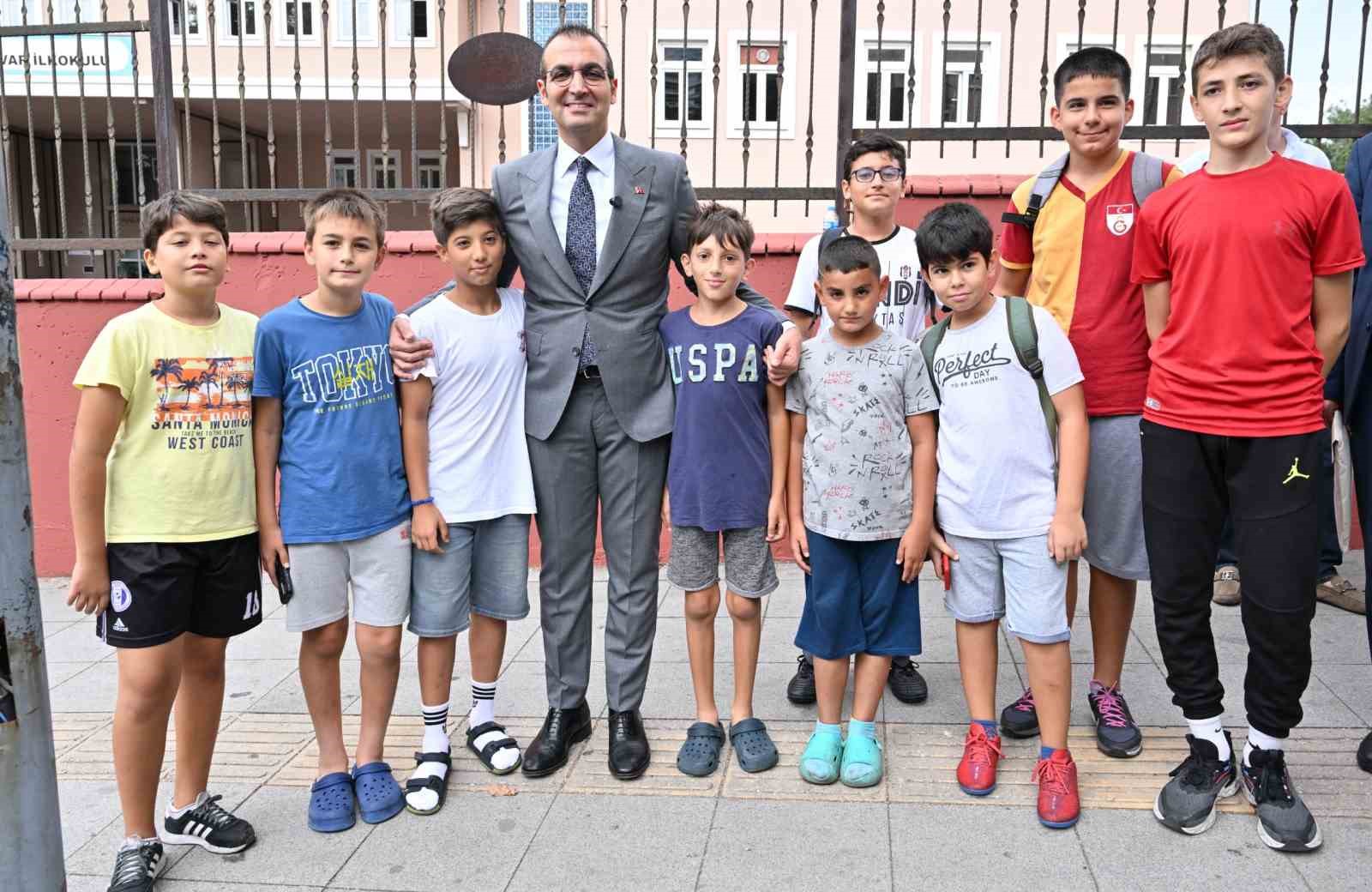 Şişli’de zil çalmadan okullar boyanıyor
