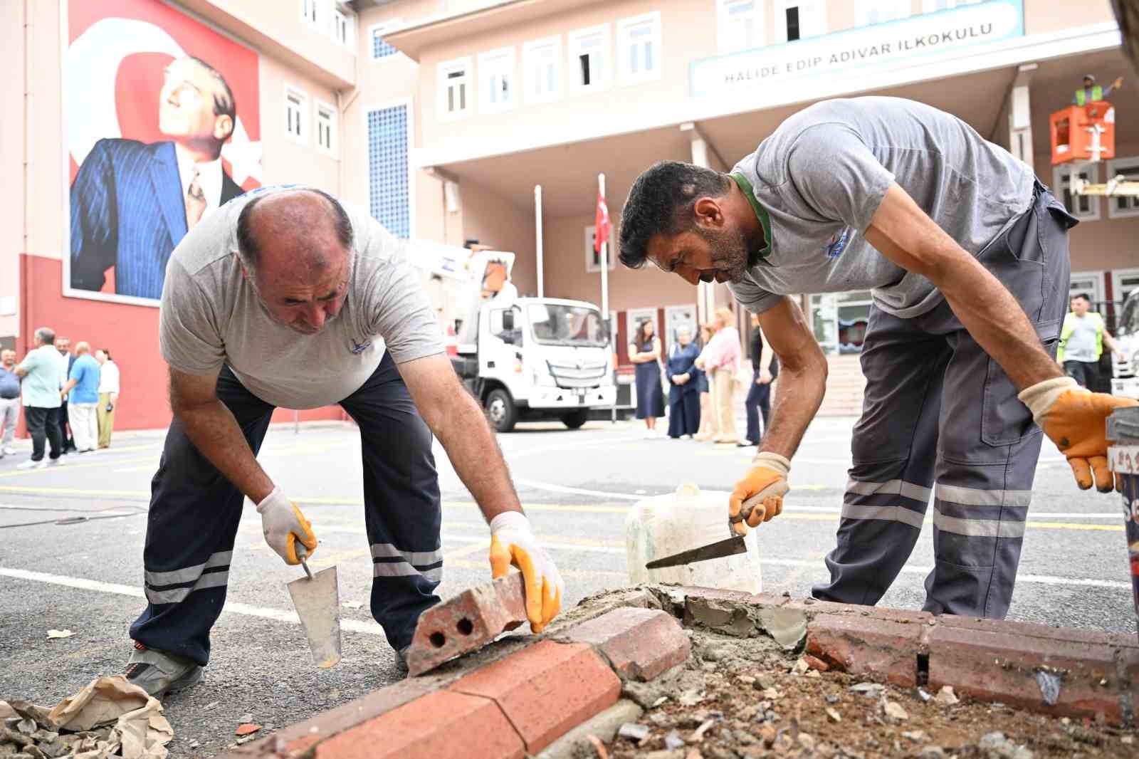 Şişli’de zil çalmadan okullar boyanıyor
