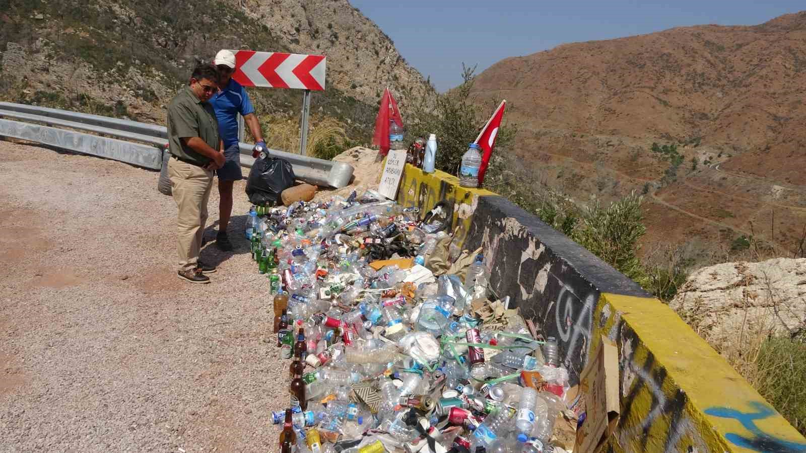 44 yıldır gönüllü olarak çevreyi temizliyor
