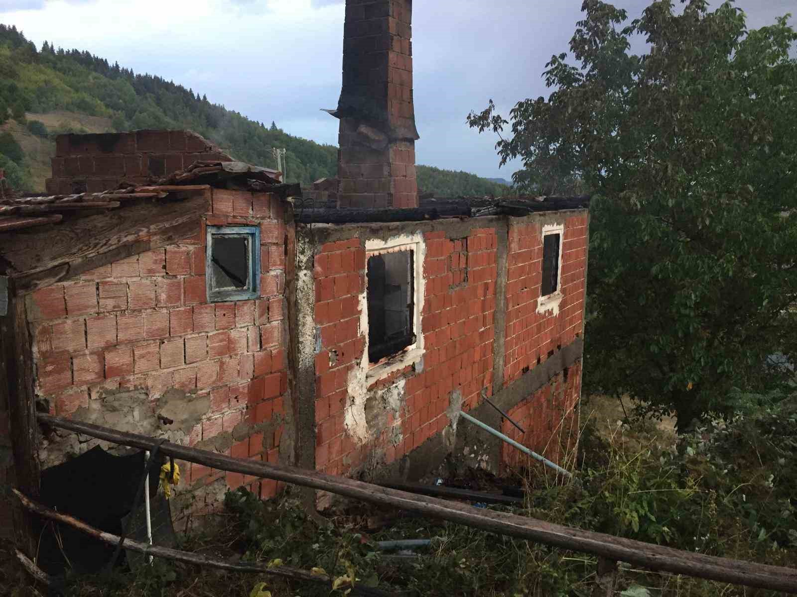 İki katlı ev kullanılamaz hale geldi: Evdekileri vatandaşlar kurtardı
