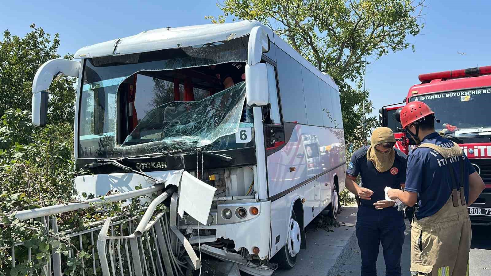 Arnavutköy’de şehir hastanesi personellerini taşıyan servis kazaya karıştı: 5 işçi yaralı
