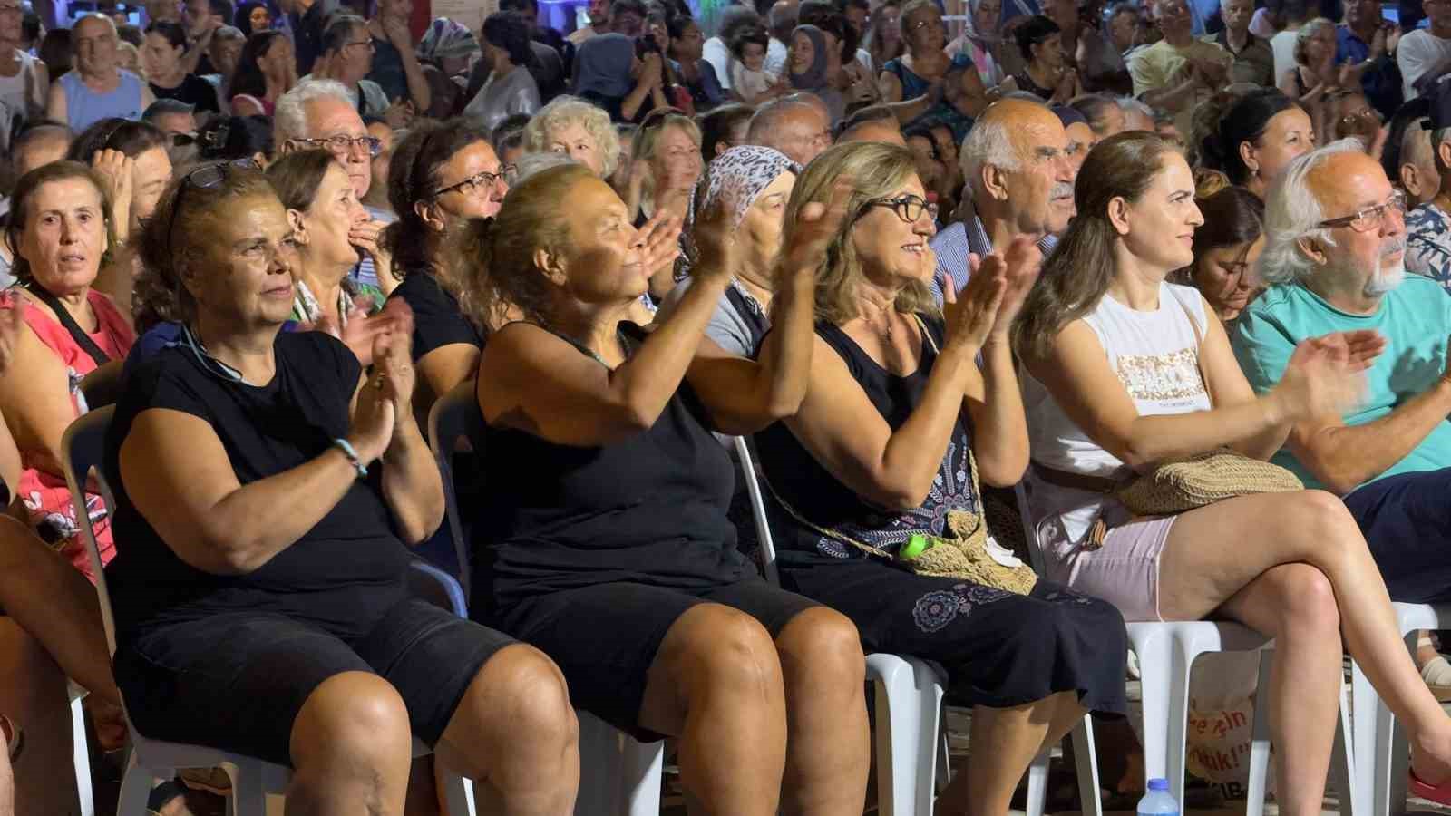 Büyükşehir Didim’de konser düzenledi, gözler Başkan Gençay’ı aradı
