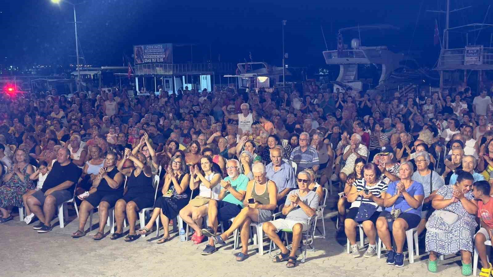 Büyükşehir Didim’de konser düzenledi, gözler Başkan Gençay’ı aradı
