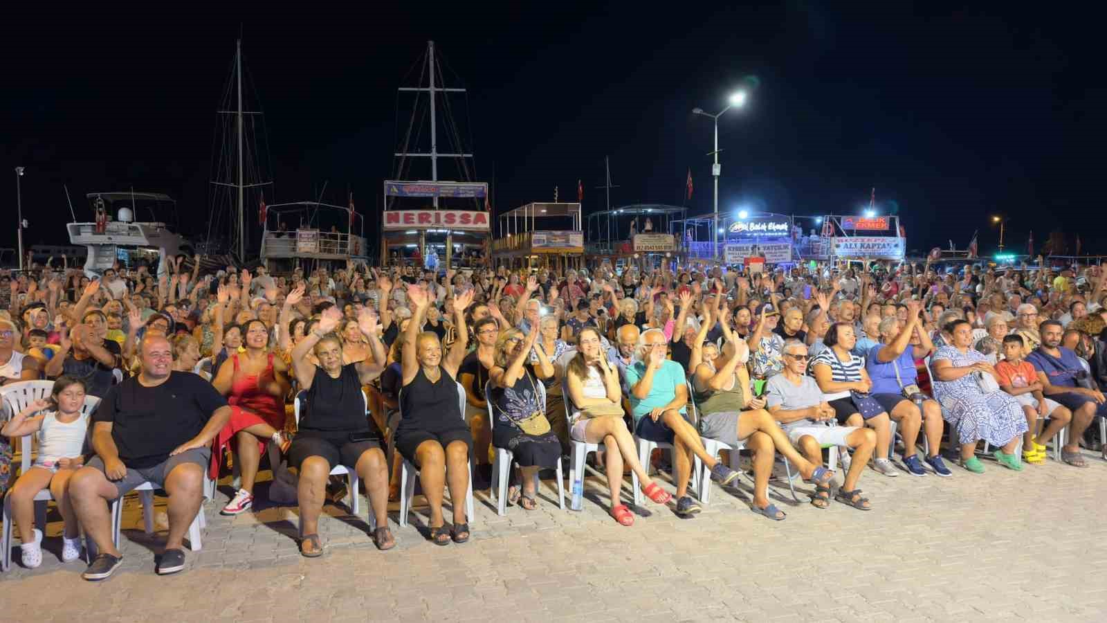 Büyükşehir Didim’de konser düzenledi, gözler Başkan Gençay’ı aradı
