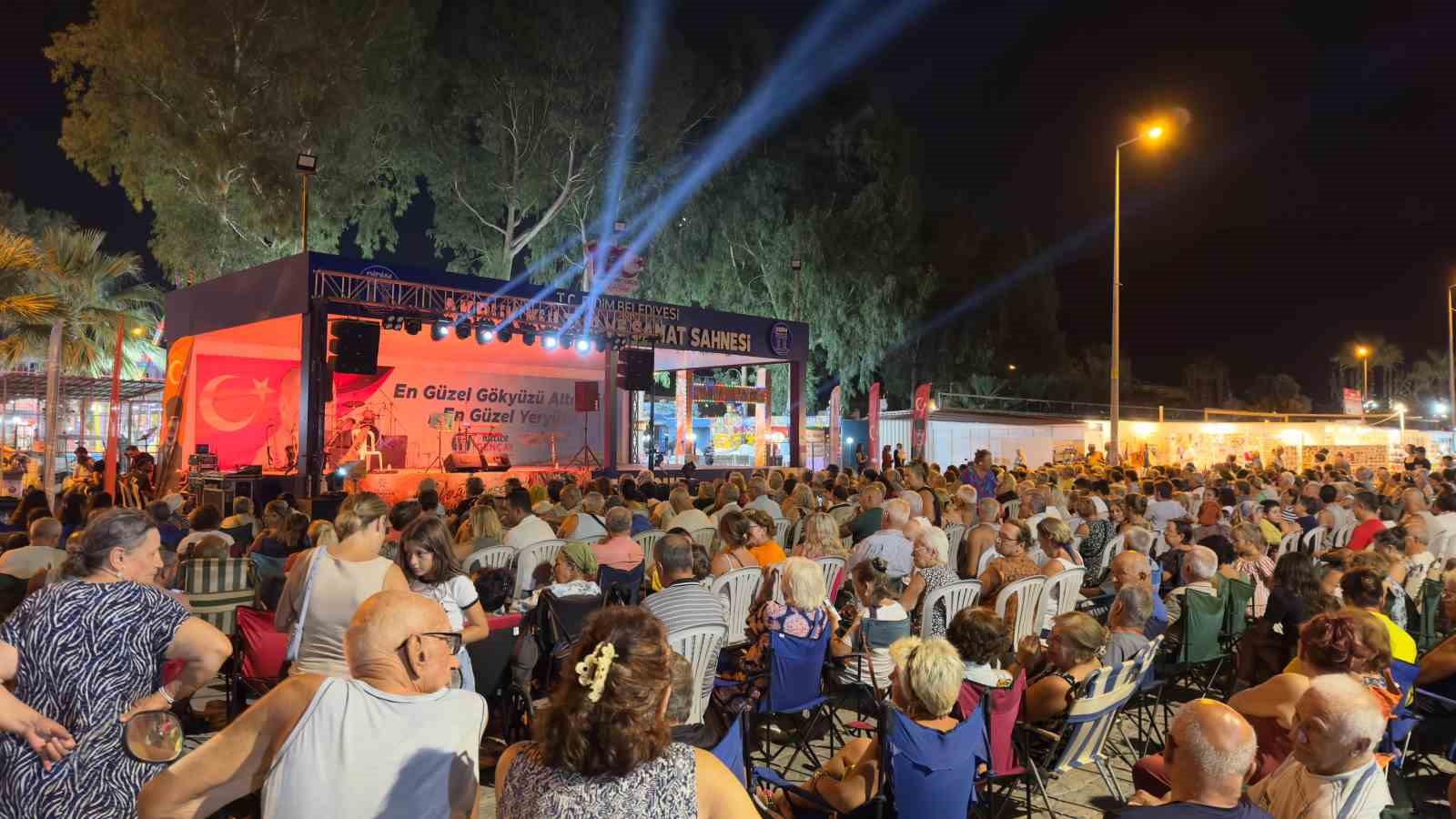 Büyükşehir Didim’de konser düzenledi, gözler Başkan Gençay’ı aradı
