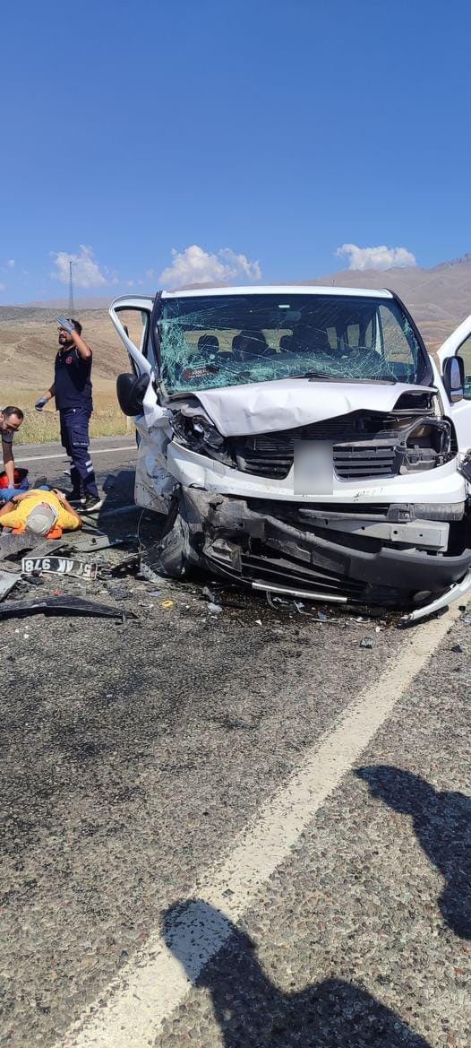 Niğde’de araçlar kafa kafaya çarpıştı: 9 yaralı
