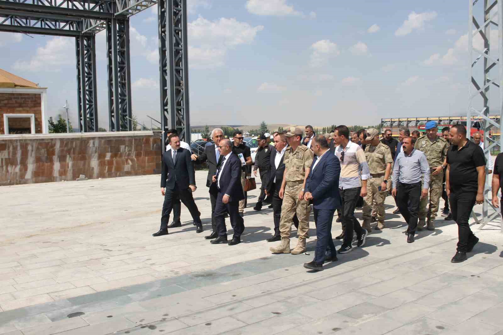 Bakan Yardımcısı Aktaş, Malazgirt’teki son hazırlıkları inceledi
