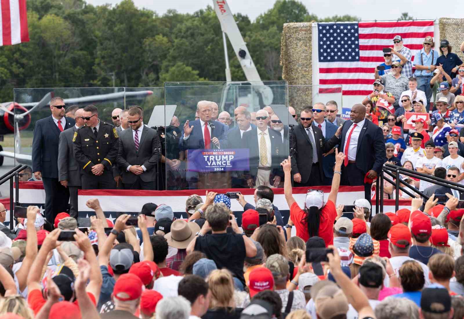 Trump, suikast girişiminin ardından ilk açık hava mitinginde kurşungeçirmez cam arkasında konuştu
