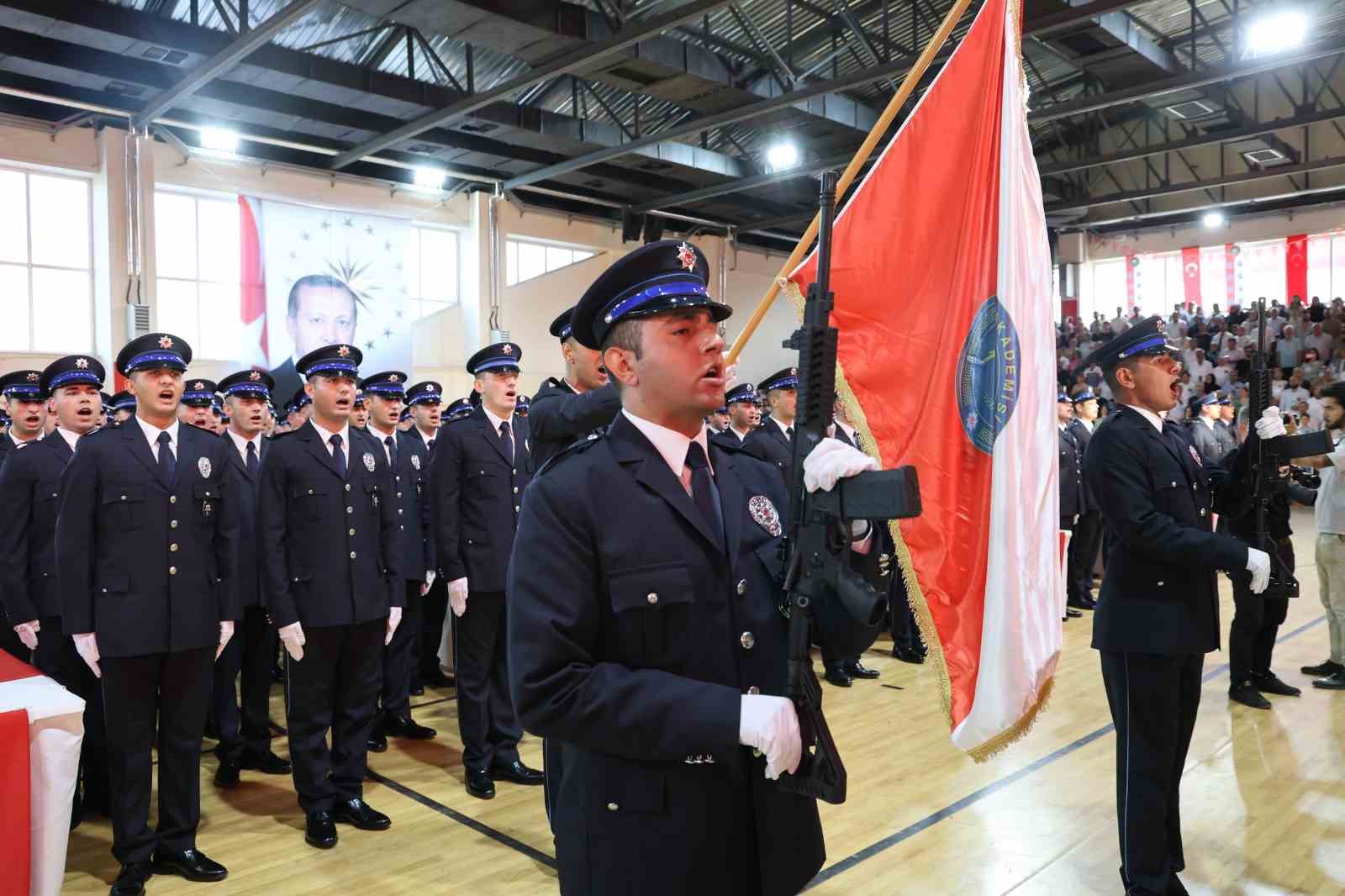 Adana’da 350 polis adayı mezun oldu
