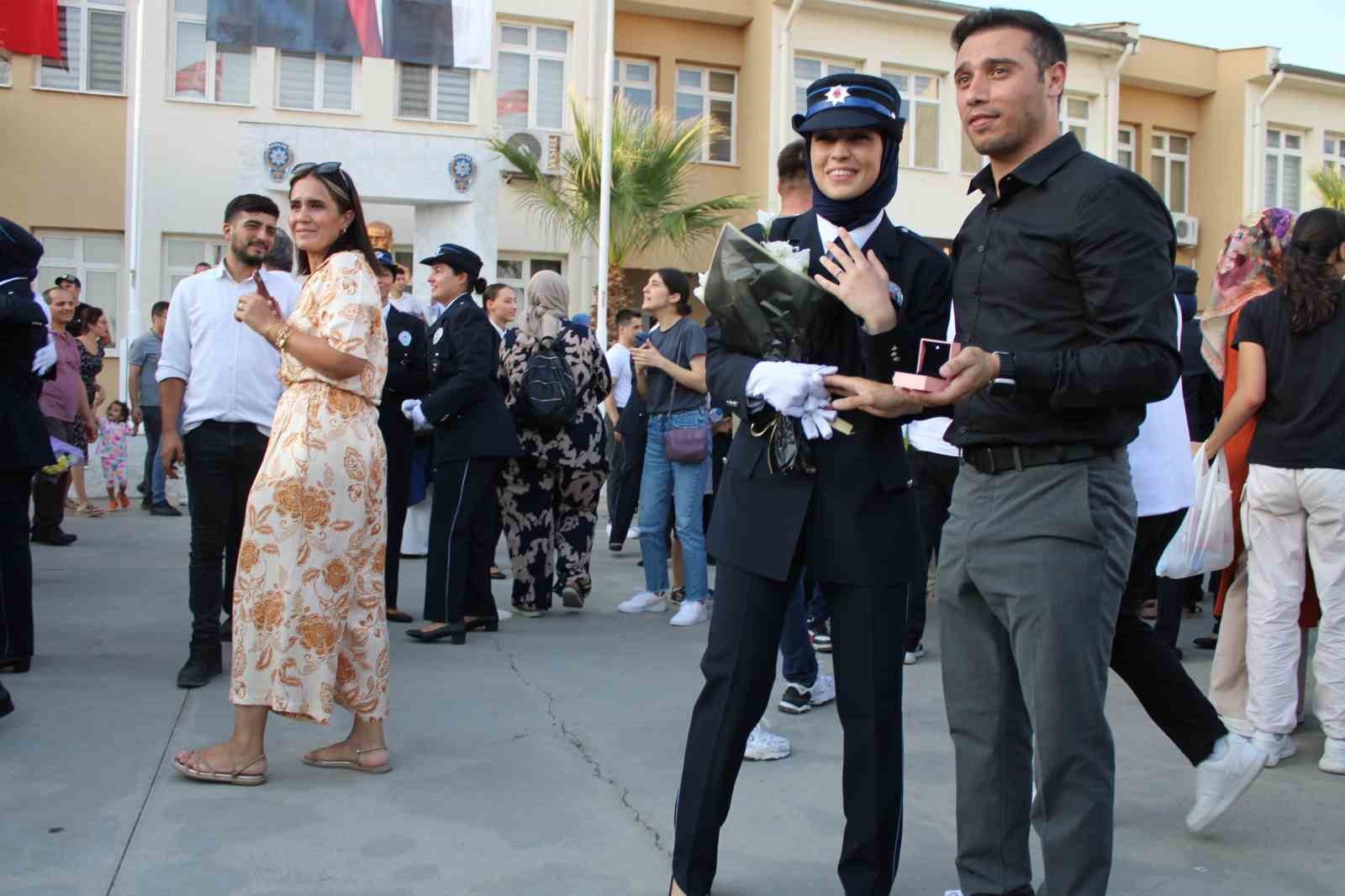 Polis adayı kadın mezuniyetinde çifte mutluluk yaşadı
