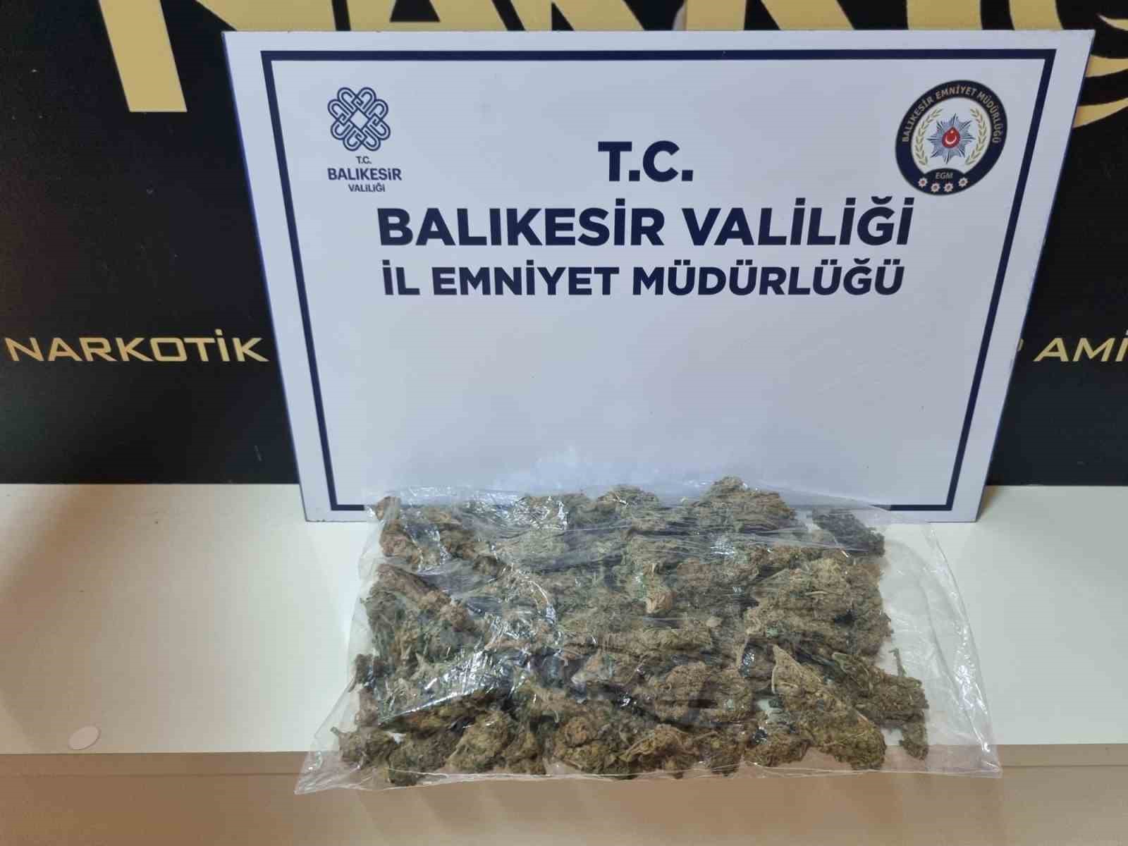 Bandırma’da bir şahsın üzerinden 265 gram esrar ele geçirildi
