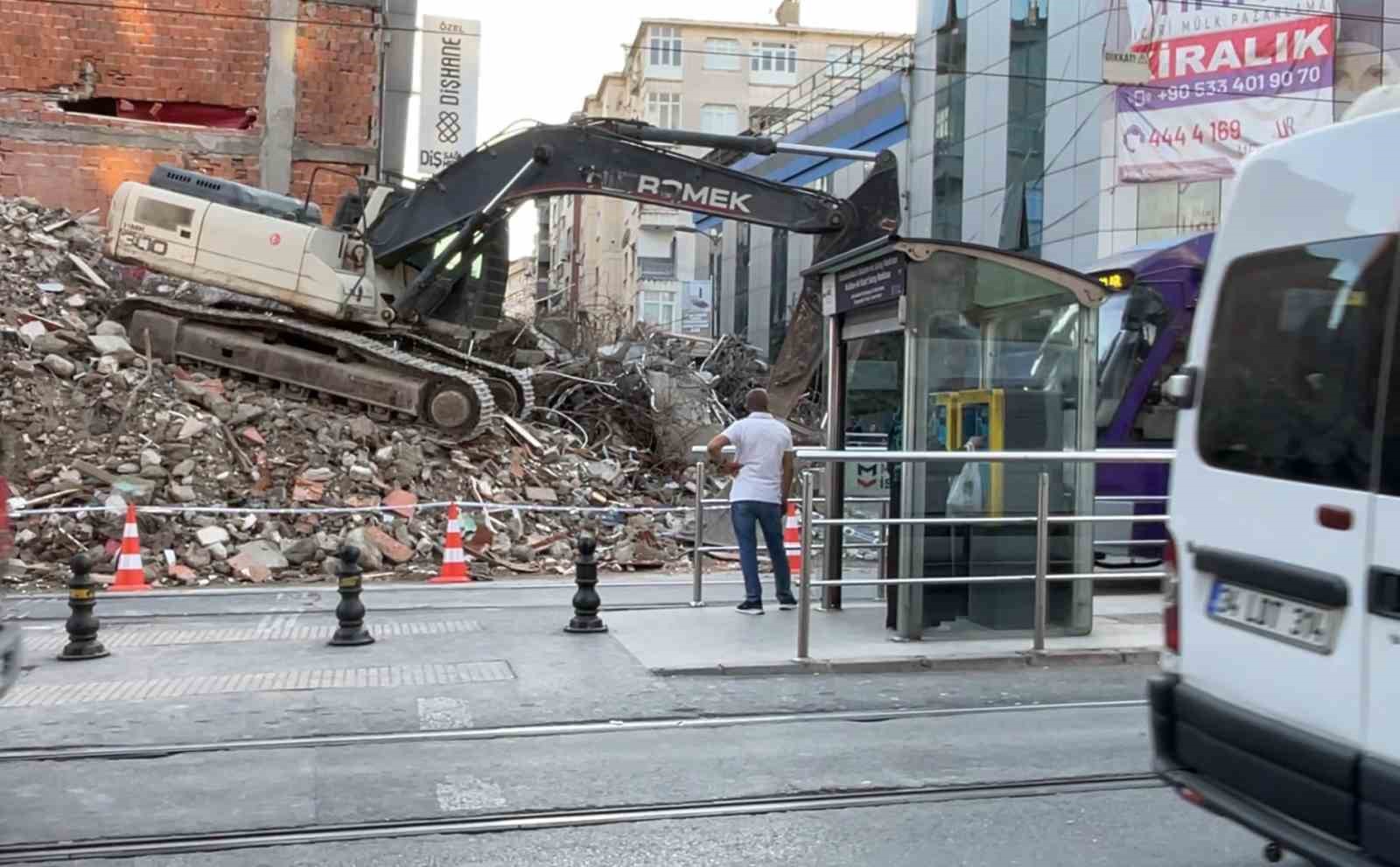 Tehlikeli bina yıkımına rağmen İBB’nin tramvay seferleri devam etti
