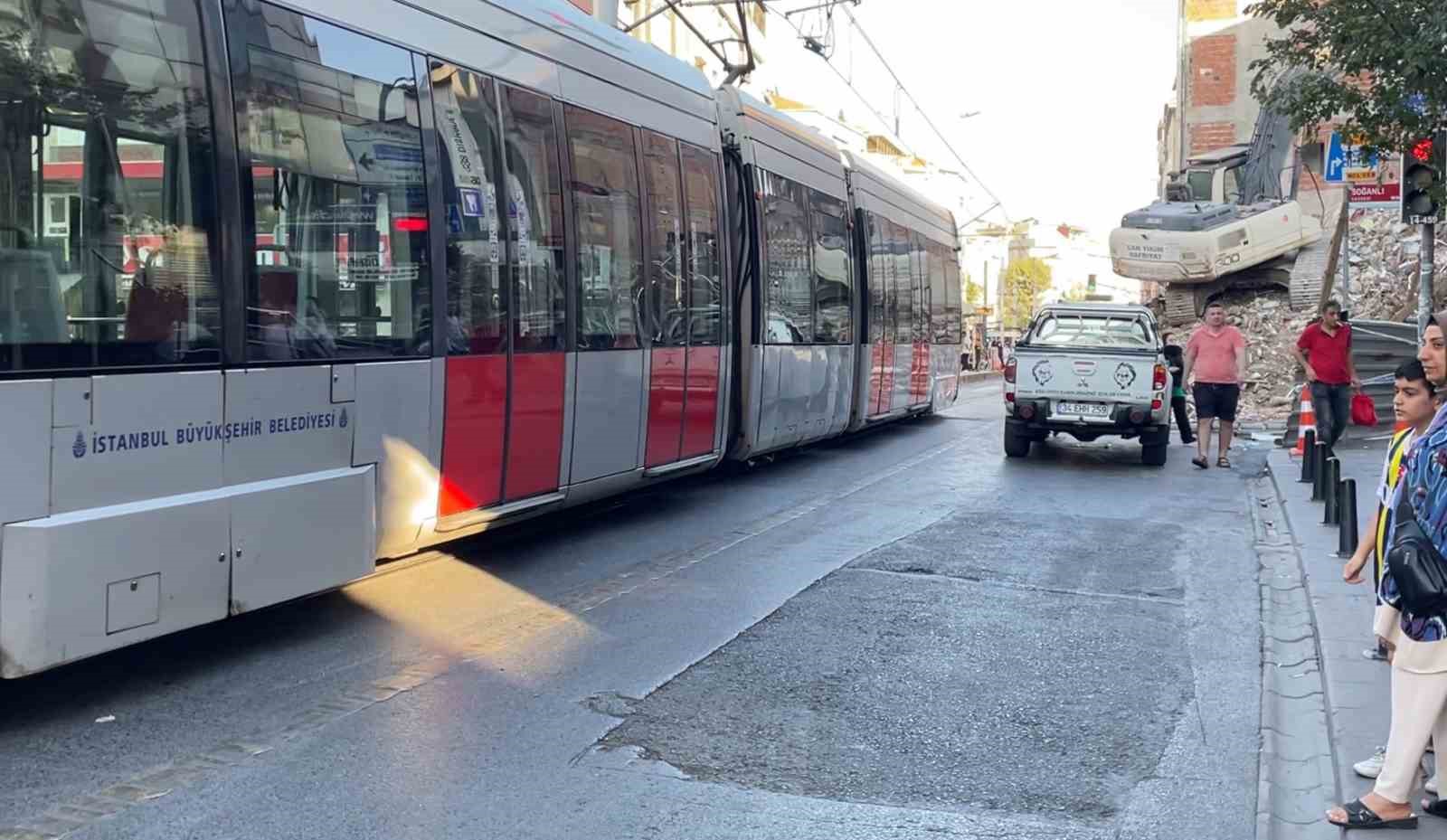 Tehlikeli bina yıkımına rağmen İBB’nin tramvay seferleri devam etti
