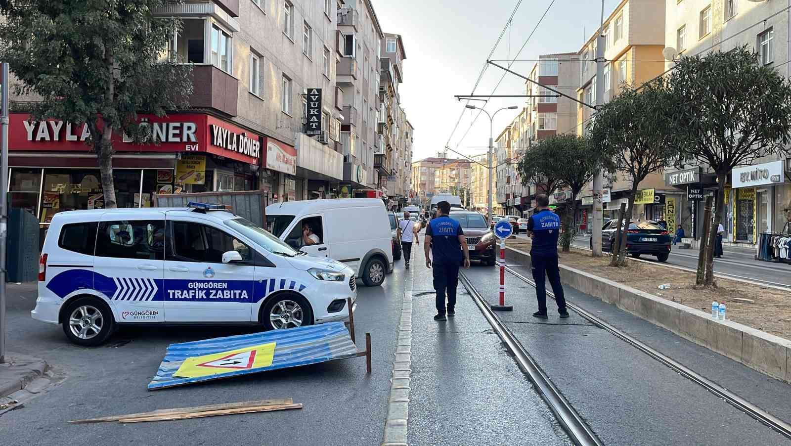 Tehlikeli bina yıkımına rağmen İBB’nin tramvay seferleri devam etti
