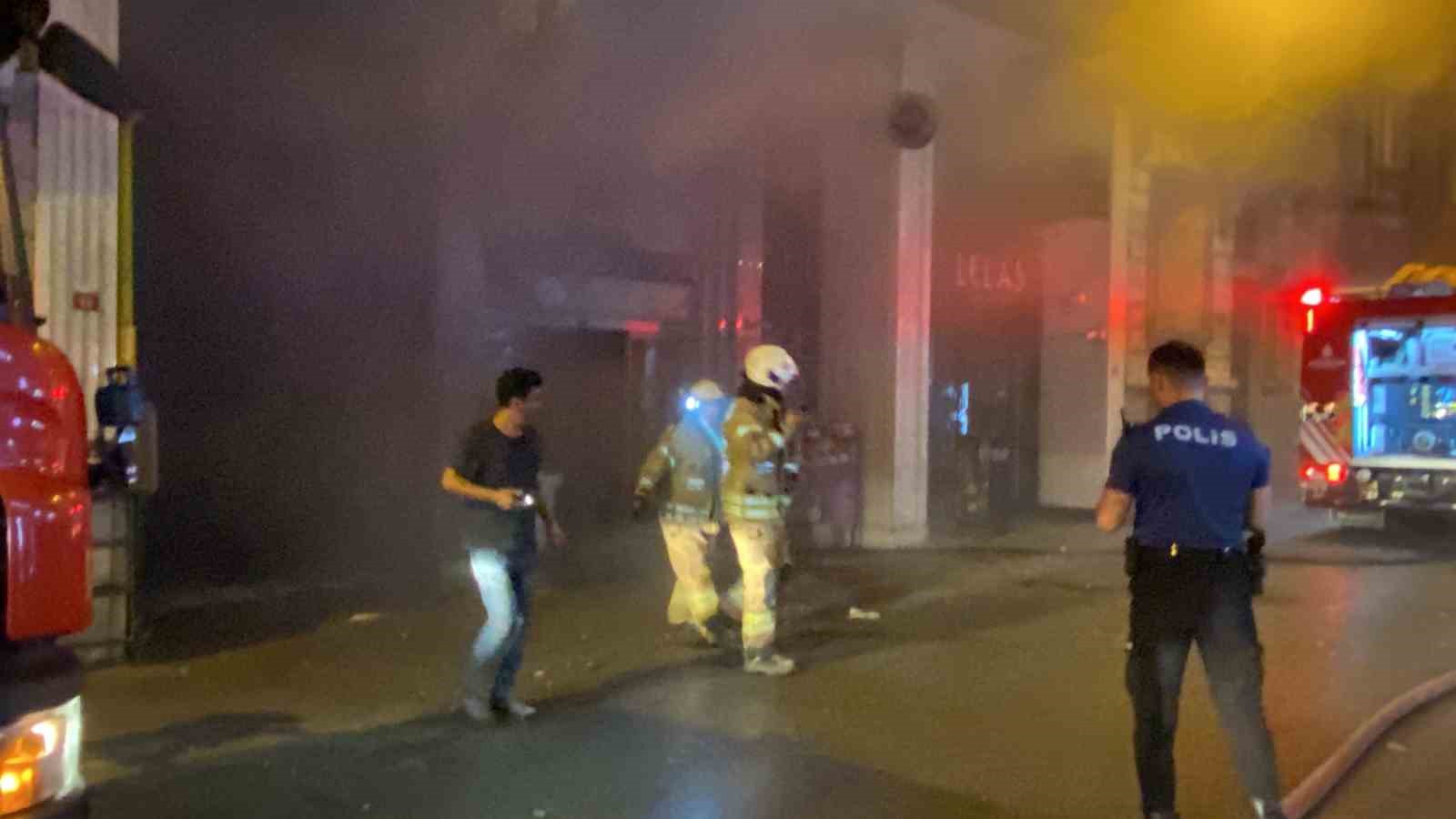 Beyoğlu’nda 9 katlı otelin bodrum katında korkutan yangın
