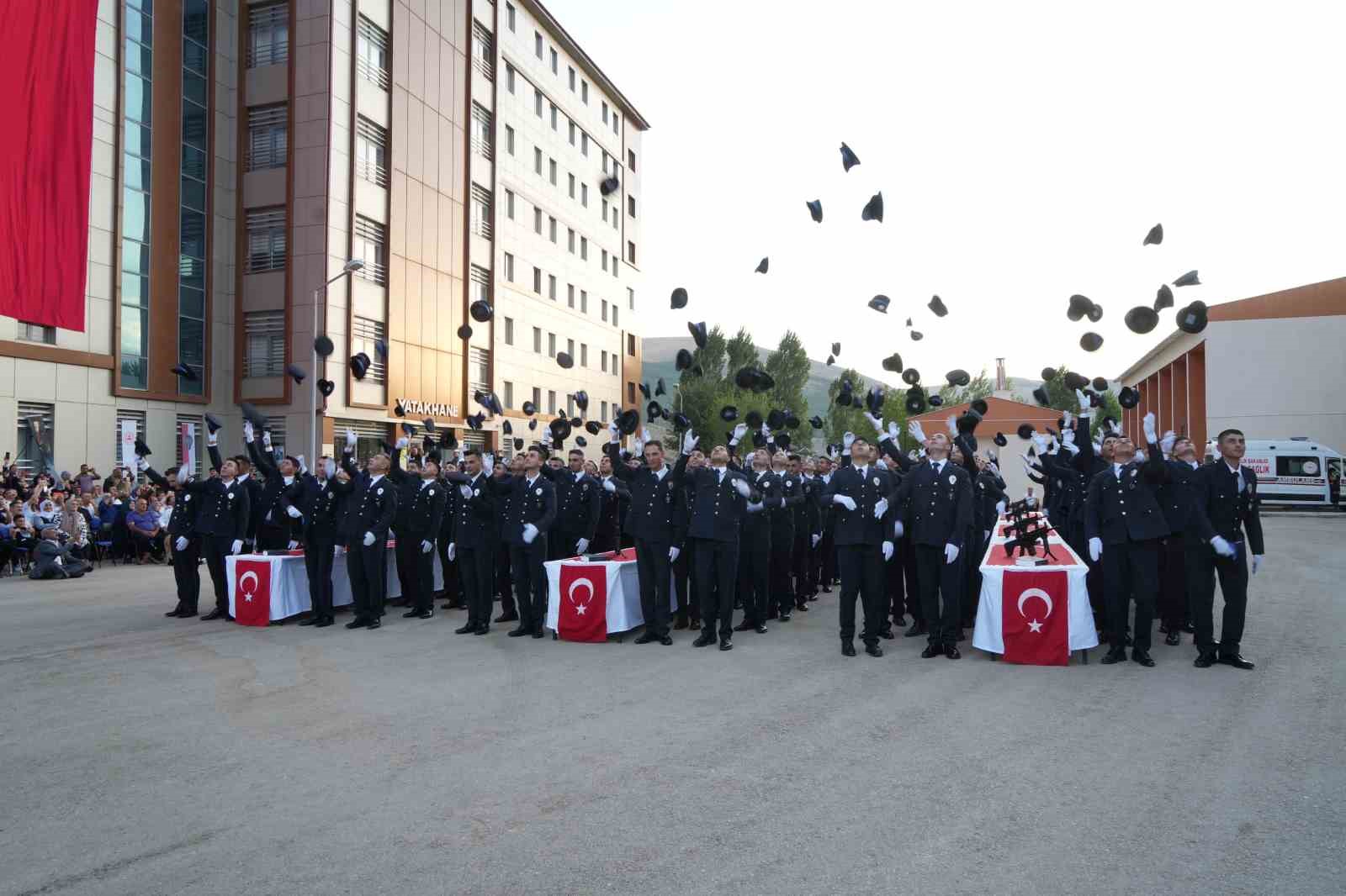 Bayburt’ta 171 polis adayı mezun oldu
